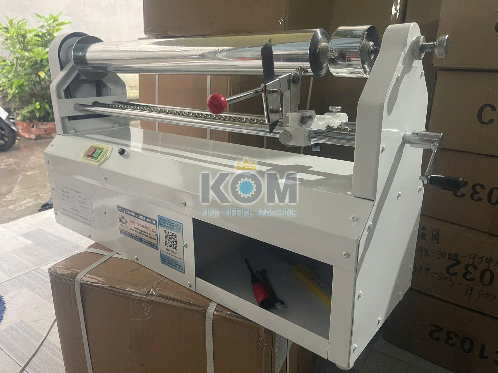 Máy cắt cuộn nhũ 9 KOM bán máy cắt cuộn nhũ giá tốt