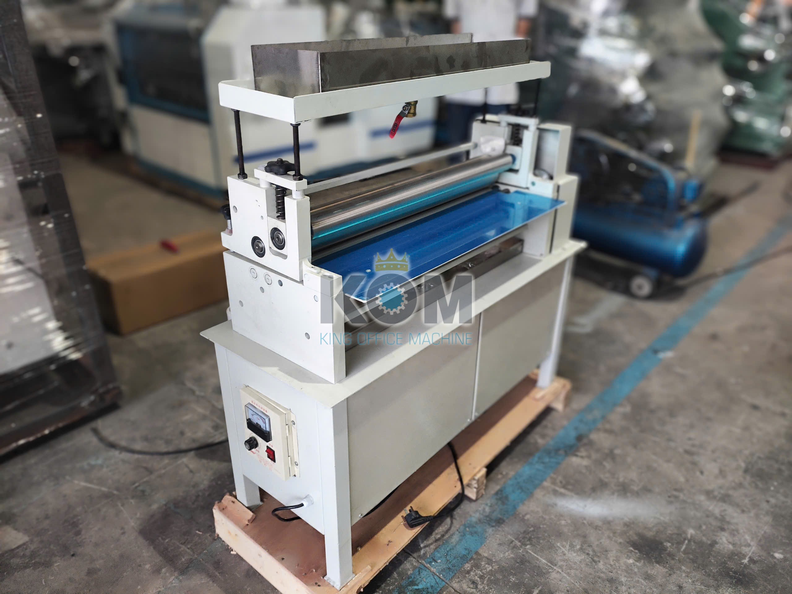 Máy bôi keo lạnh mặt trên