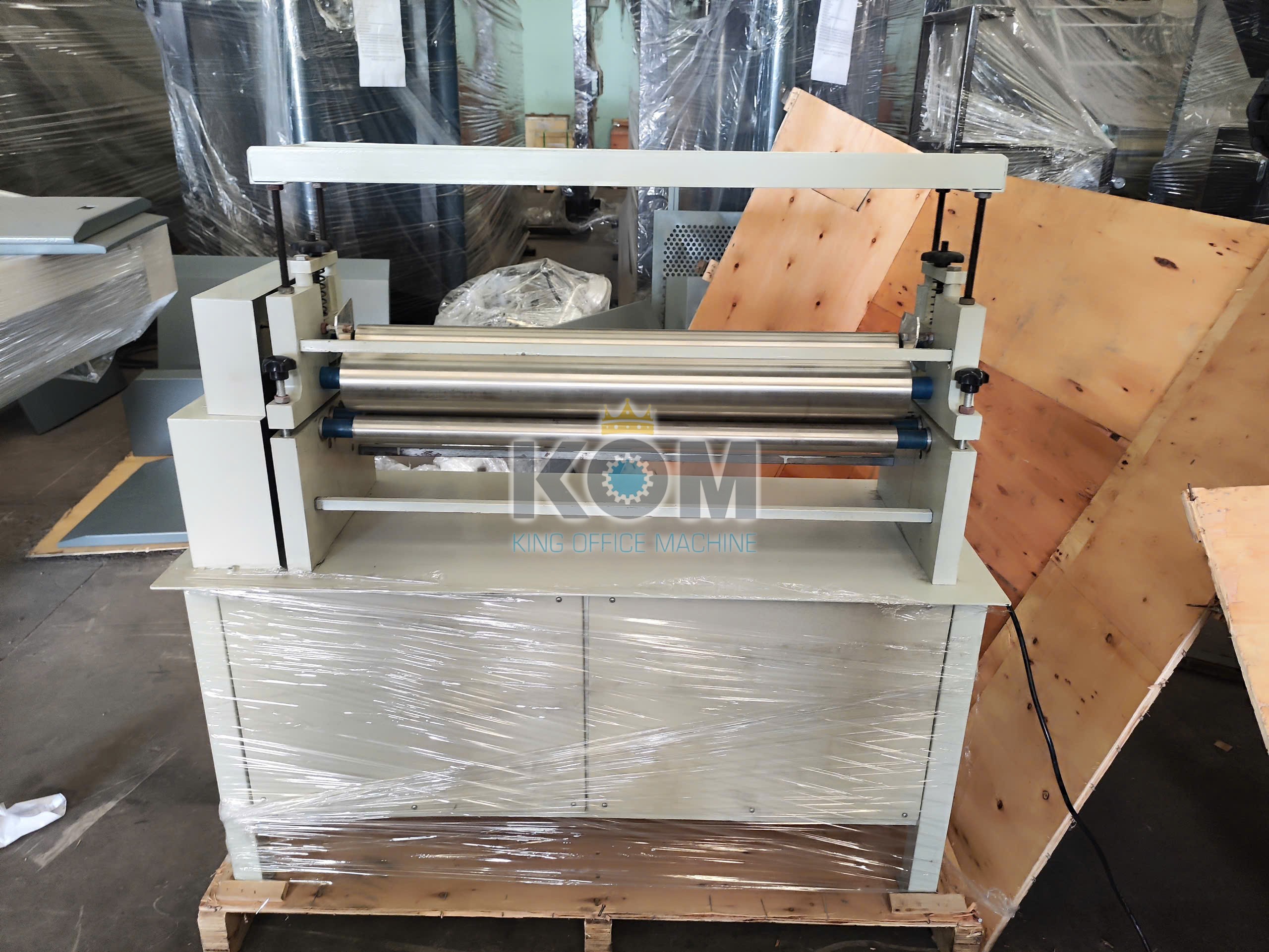 KOM bán máy bôi keo lạnh mặt trên khổ 700mm