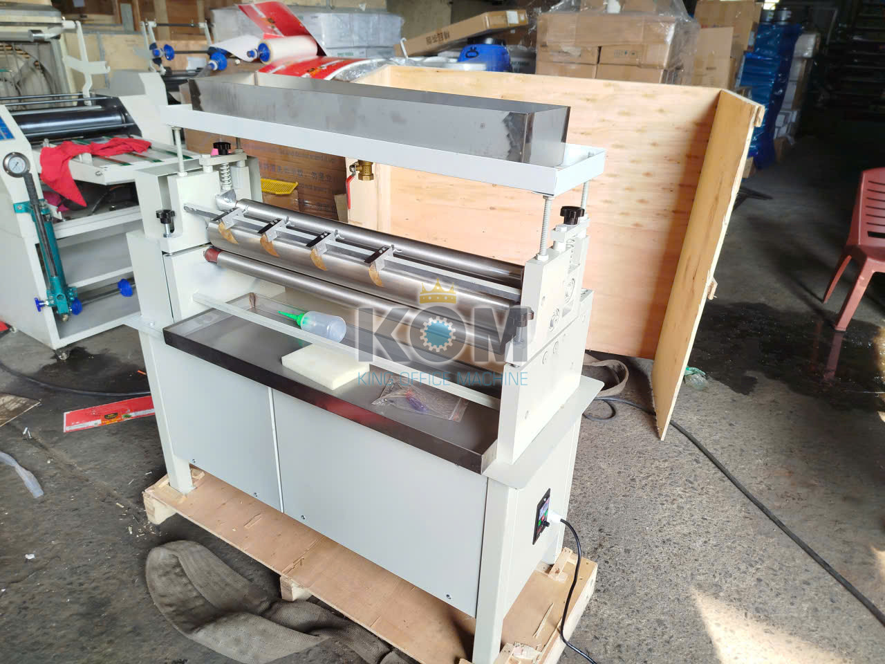 Máy bôi keo sữa mặt trên 3 ban may boi keo mat tren 70cm