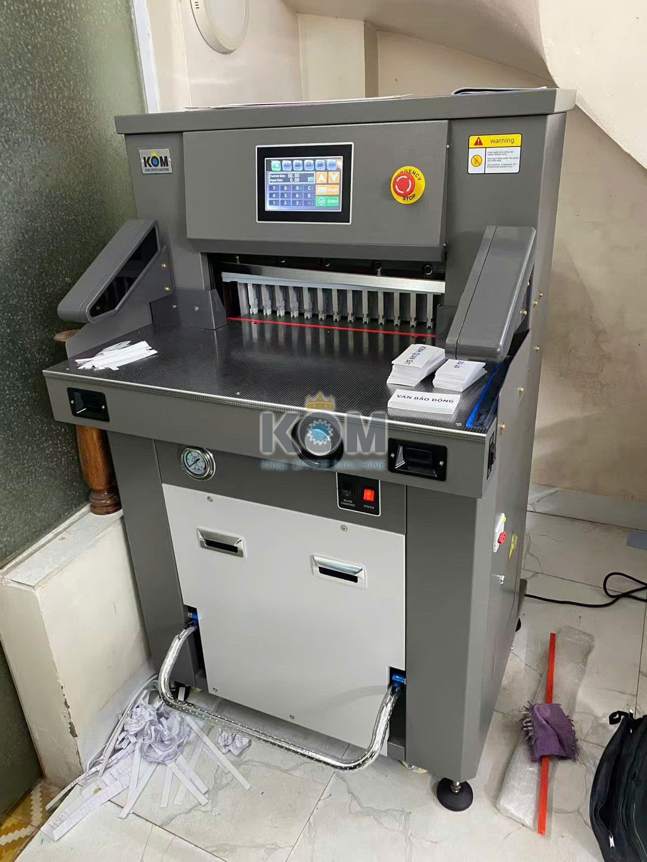 Máy cắt giấy thủy lực khổ 49.5cm - họng 8cm 8 ban may xen giay thuy luc kho 49 gia re