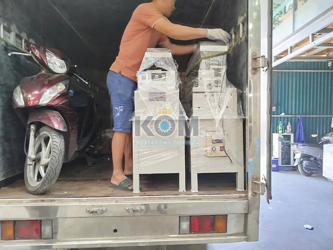 KOM bán 2 máy bôi keo sữa mặt trên 720