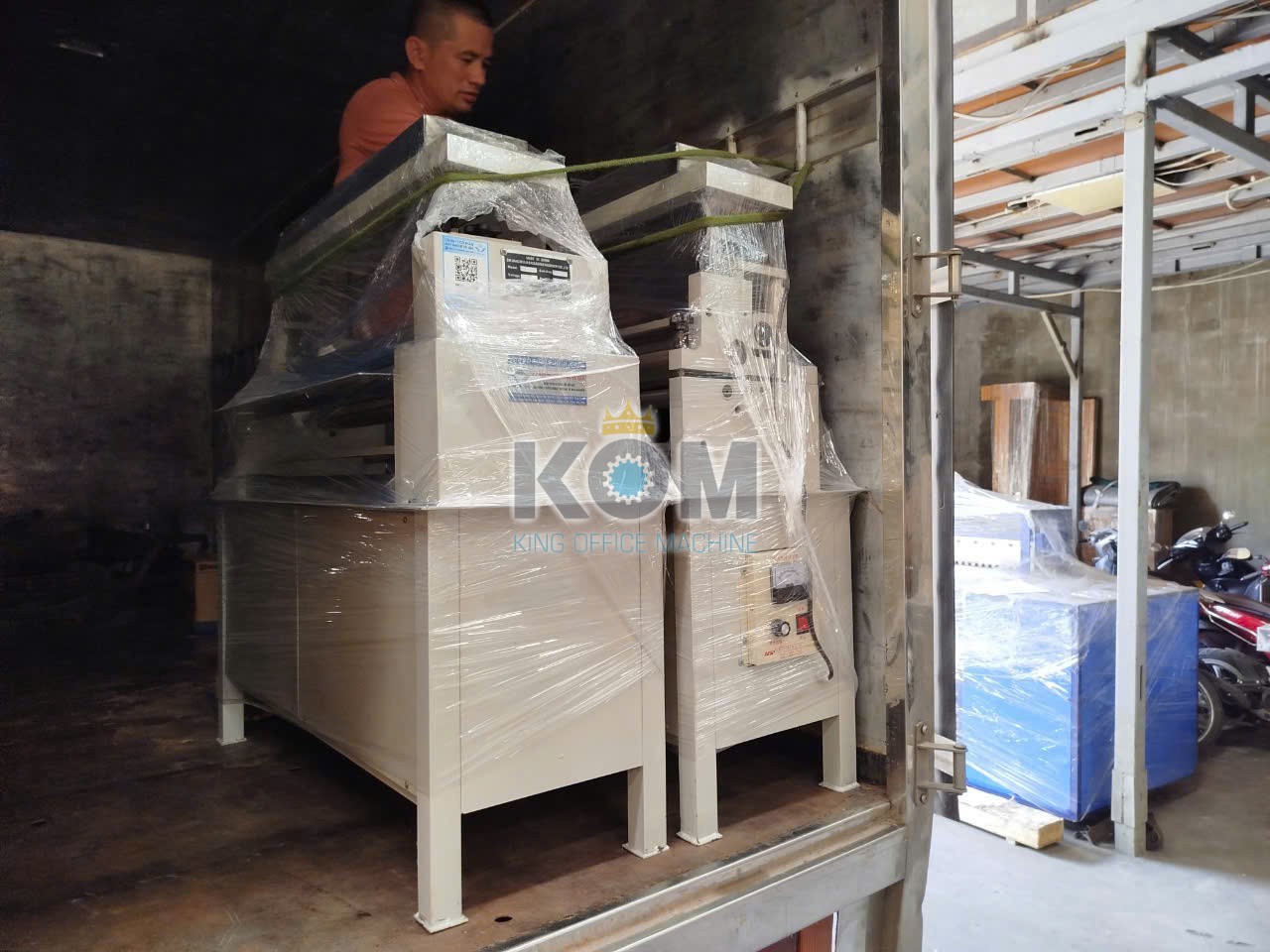 KOM bán 2 máy bôi keo sữa mặt trên 720