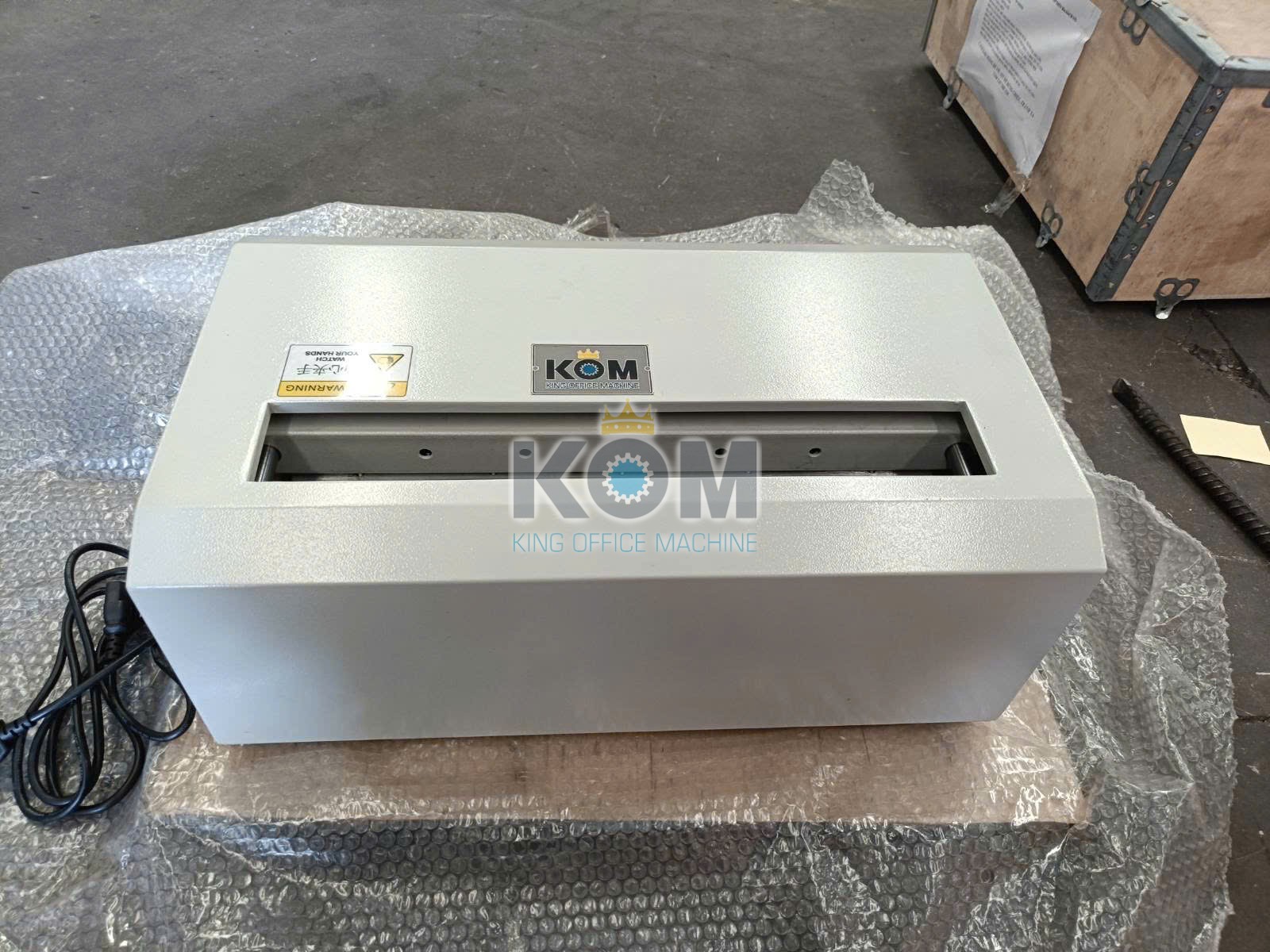 kom ban may gia cong sach bia cung