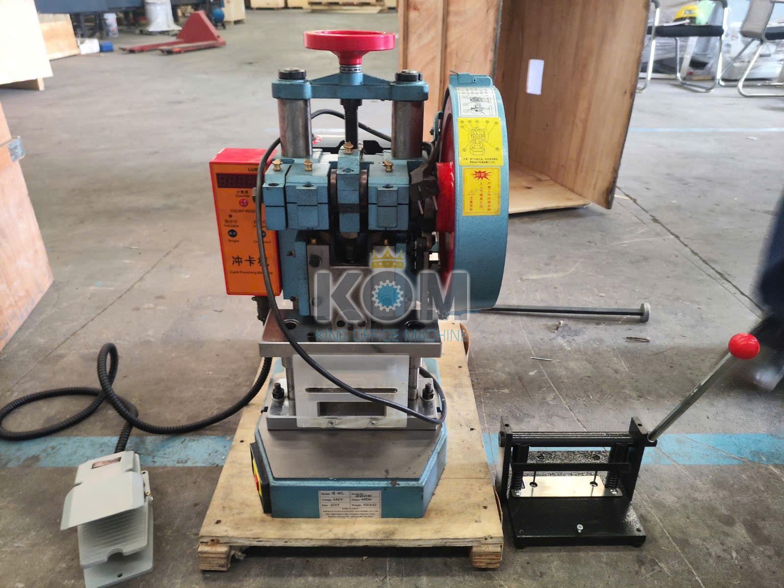 Máy bế thẻ nhựa PVC bằng điện 4 Máy bo góc thẻ nhựa PVC 4 lớp