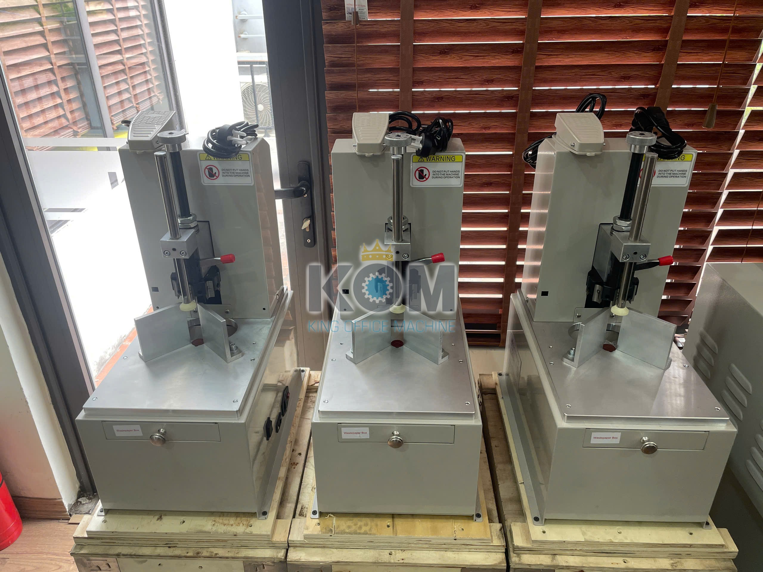 Máy bo góc giấy bằng điện