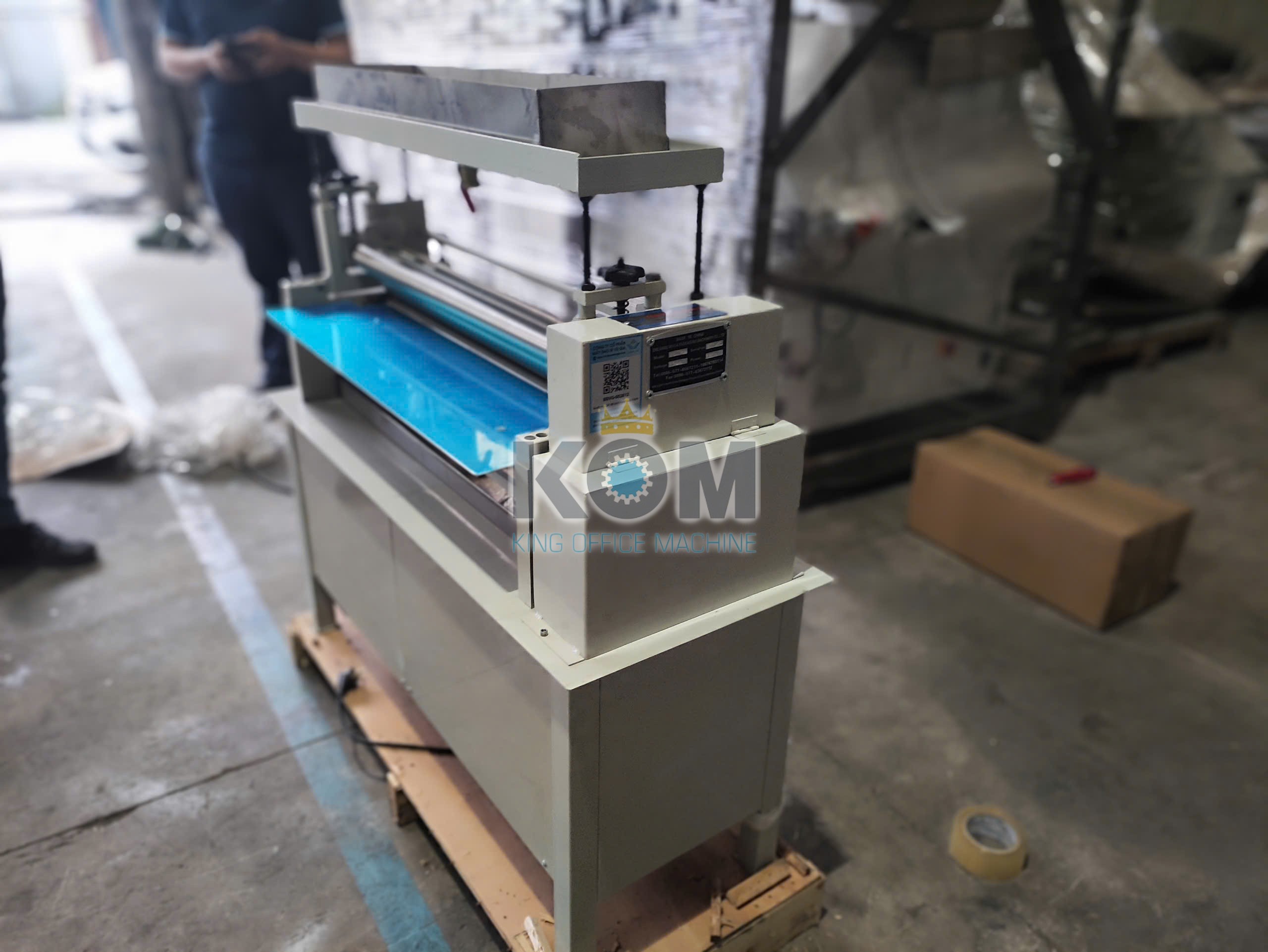 máy bồi giấy mặt trên bằng keo sữa