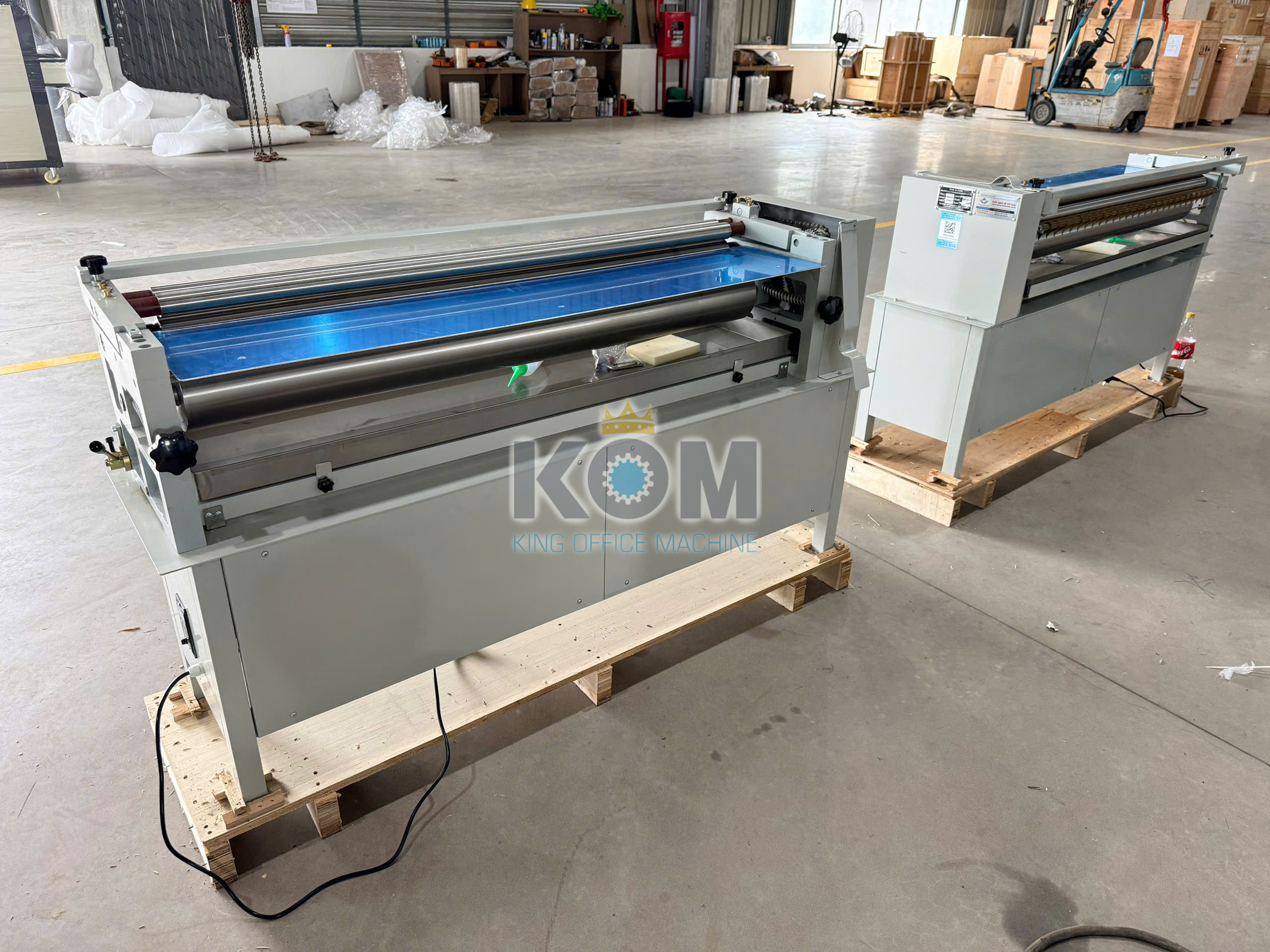 Máy bôi keo sữa khổ lớn 8 may boi keo kho 1200 lo nho