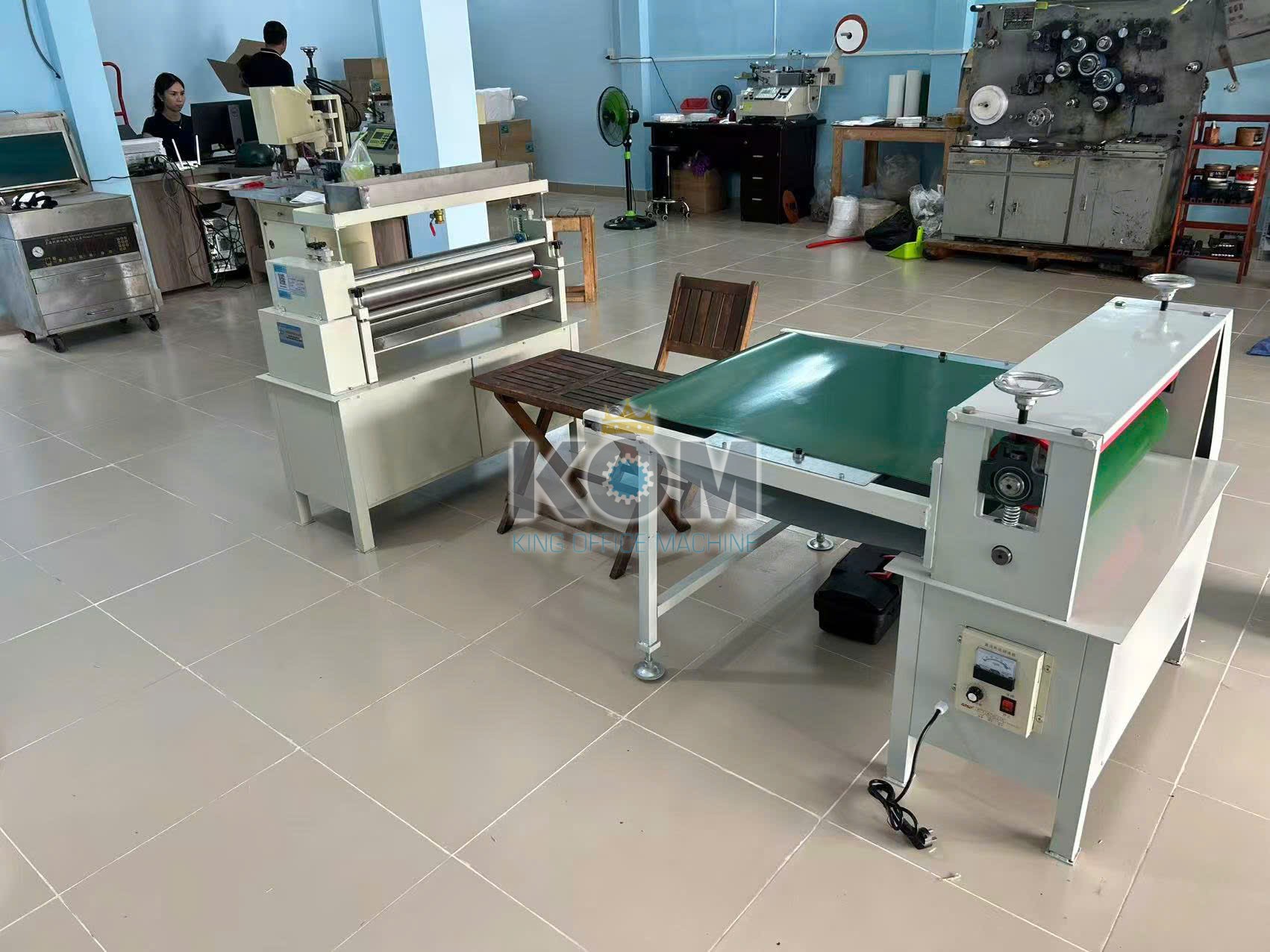 Máy ép bìa cứng có băng tải 7 Máy bôi keo mặt trên và máy ép bồi