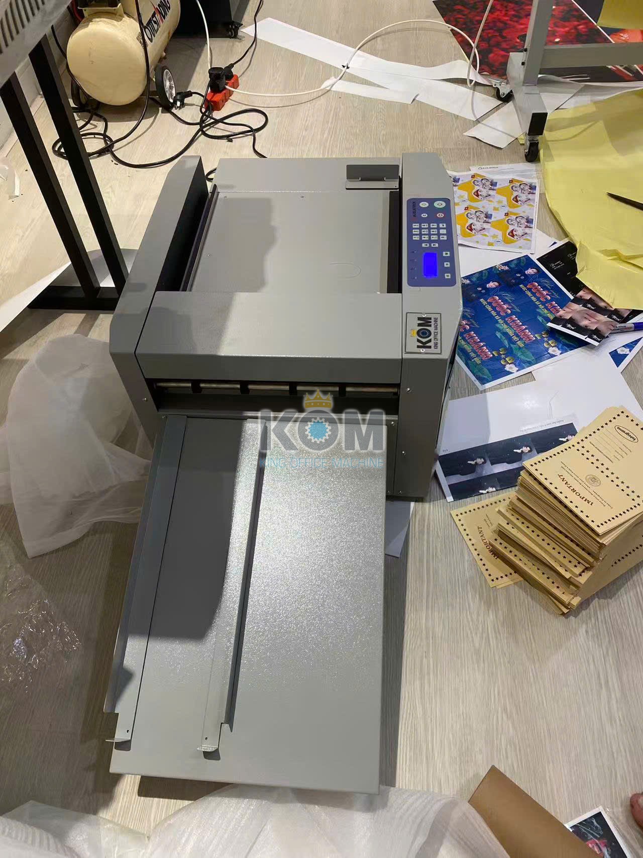 Máy cấn răng cưa cấn gân lập trình 7 may can gan bia sach Dumor 333