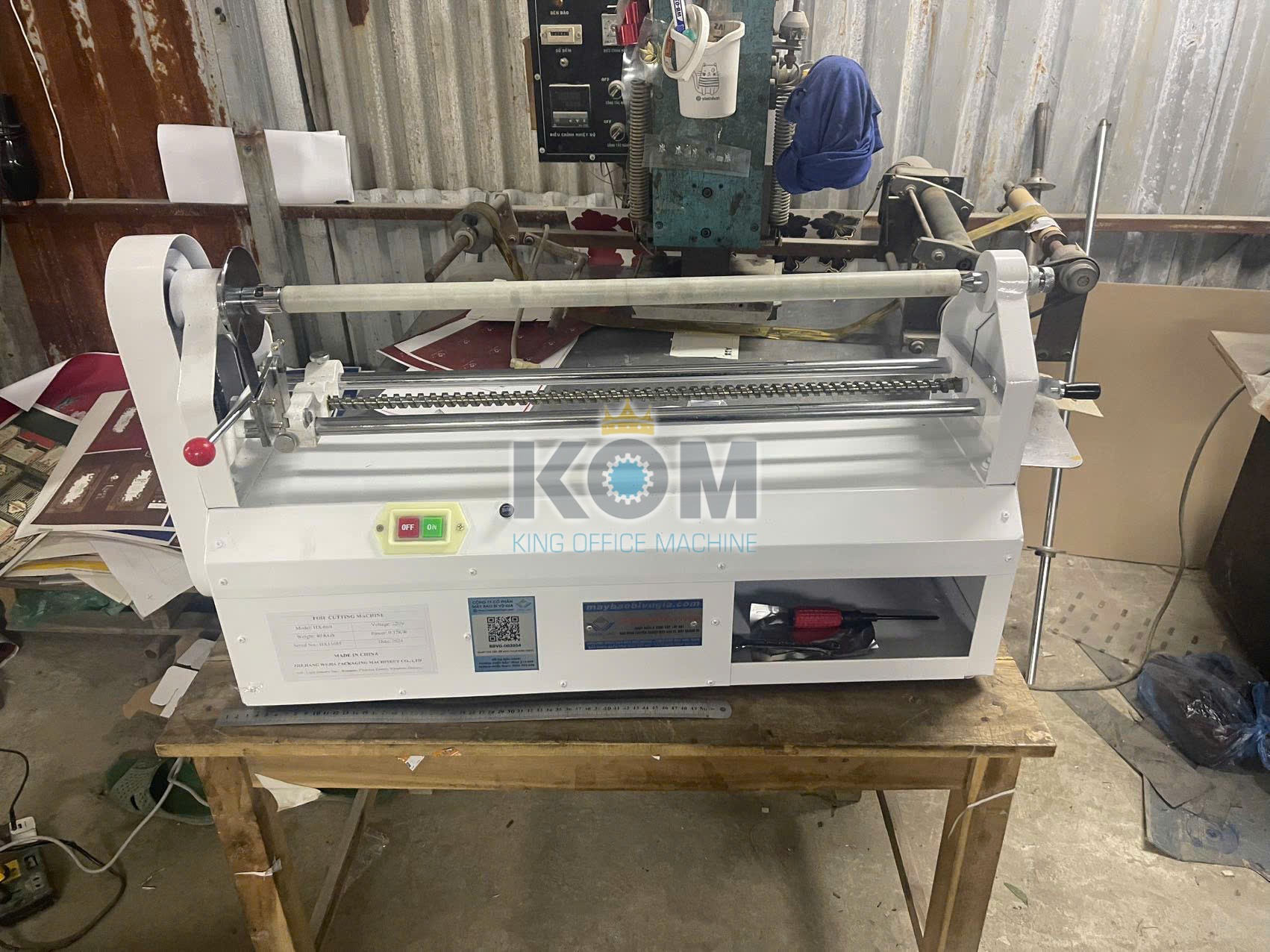 Máy cắt cuộn nhũ 10 Máy cắt cuộn giấy nhũ HX-680