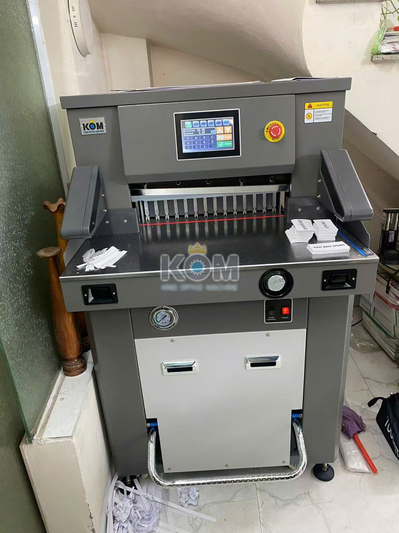 Máy cắt giấy thủy lực khổ 49.5cm - họng 8cm 7 may cat giay thuy luc kho nho