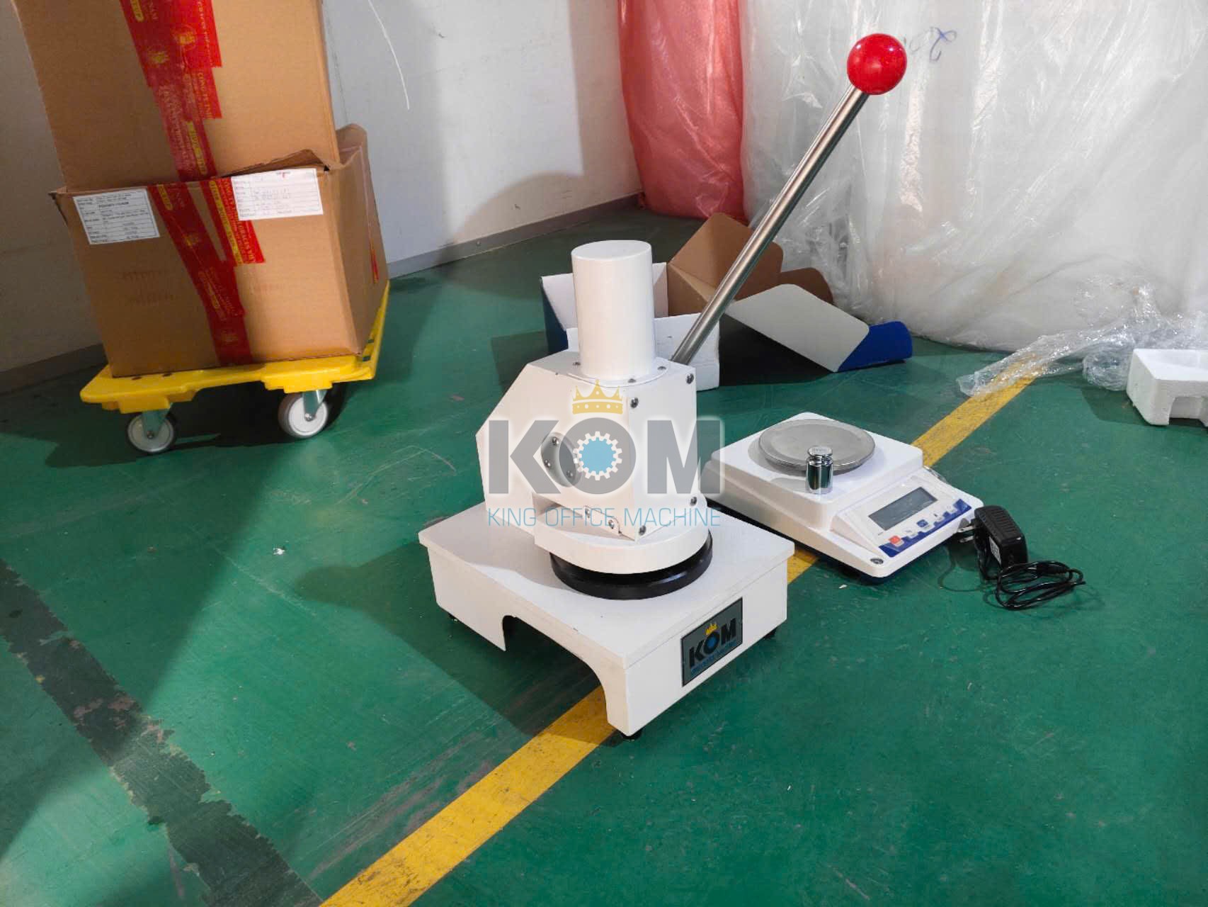 may cat mau do dinh luong giay