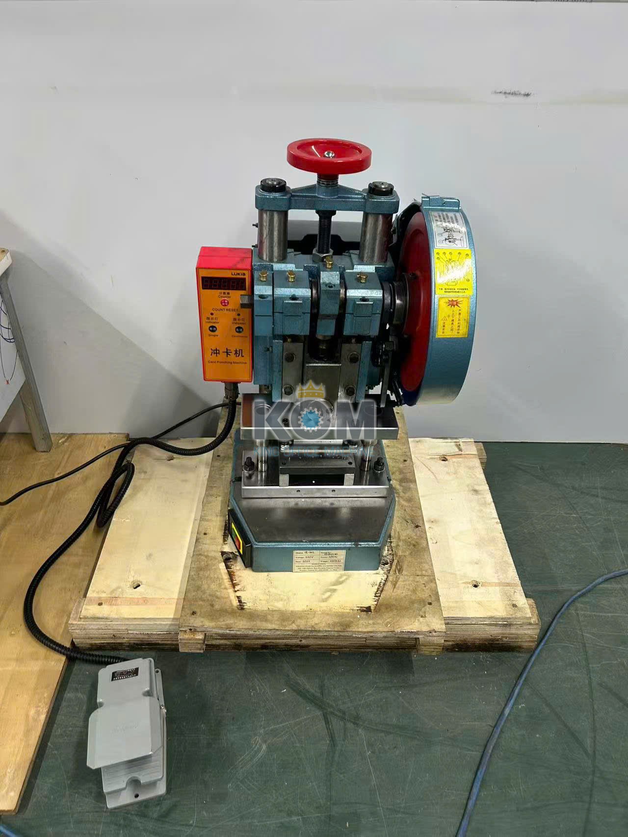 Máy bế thẻ nhựa PVC bằng điện 5 Máy dập bo góc thẻ nhựa PVC 4 lớp