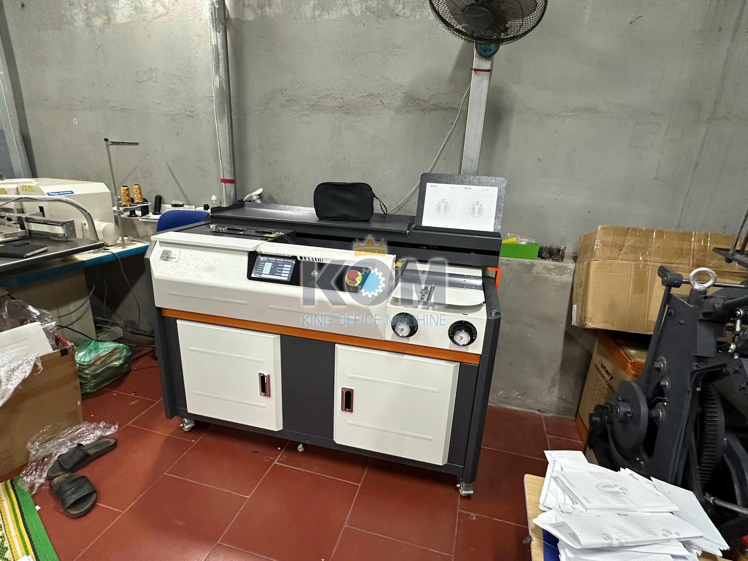 may dong sach keo nhiet KF 550A4 scaled