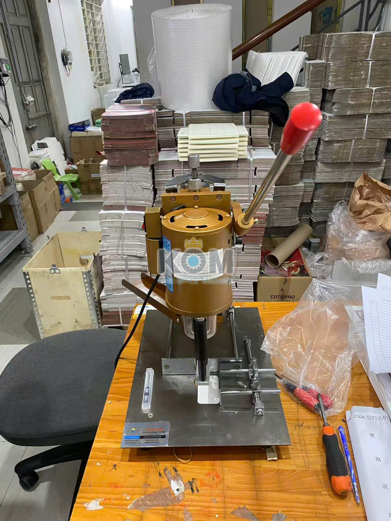 Máy khoan giấy DK-150A 9 may duc lo khoan giay