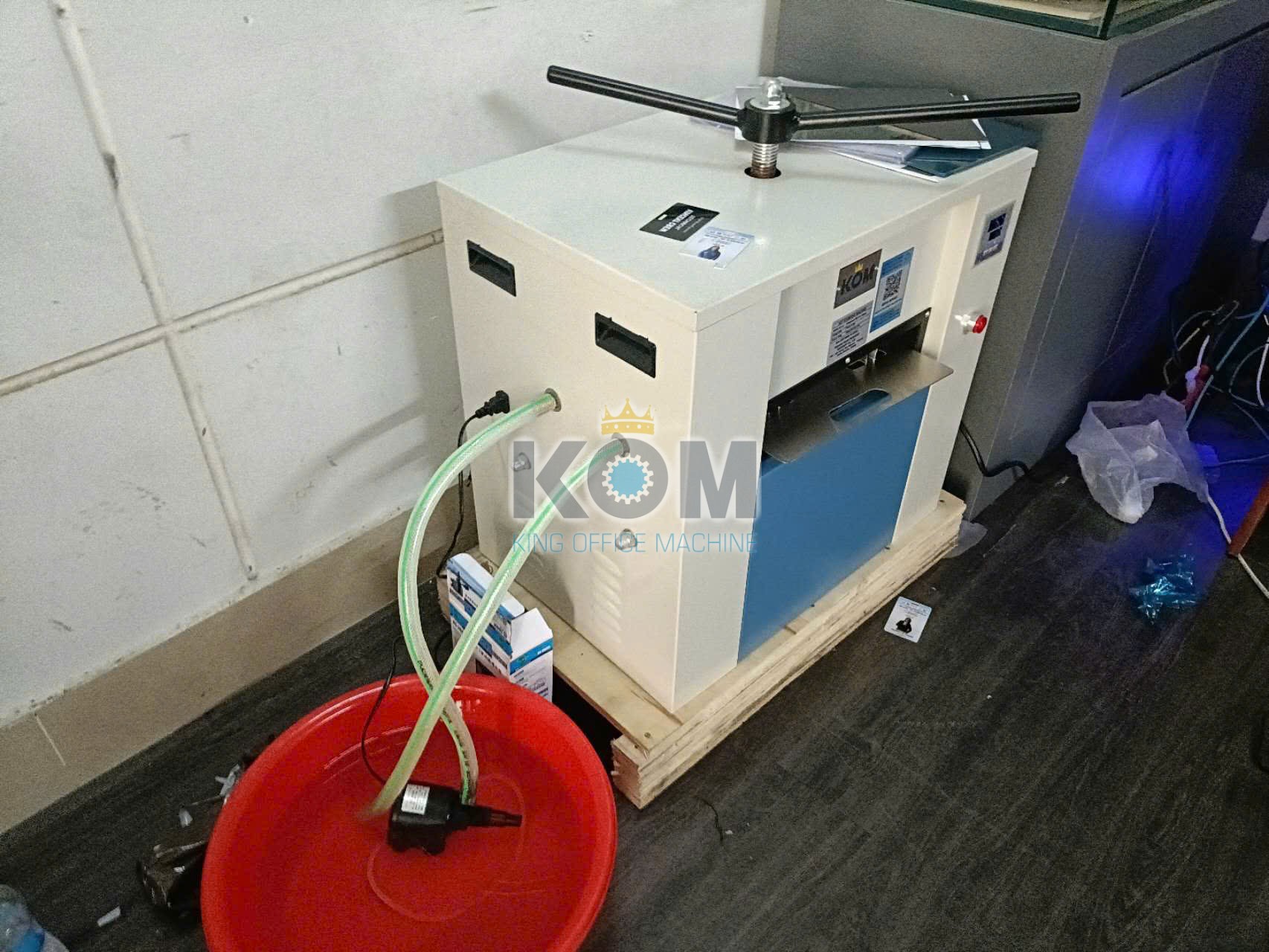 may ep the nhua pvc 4 lop kho a4