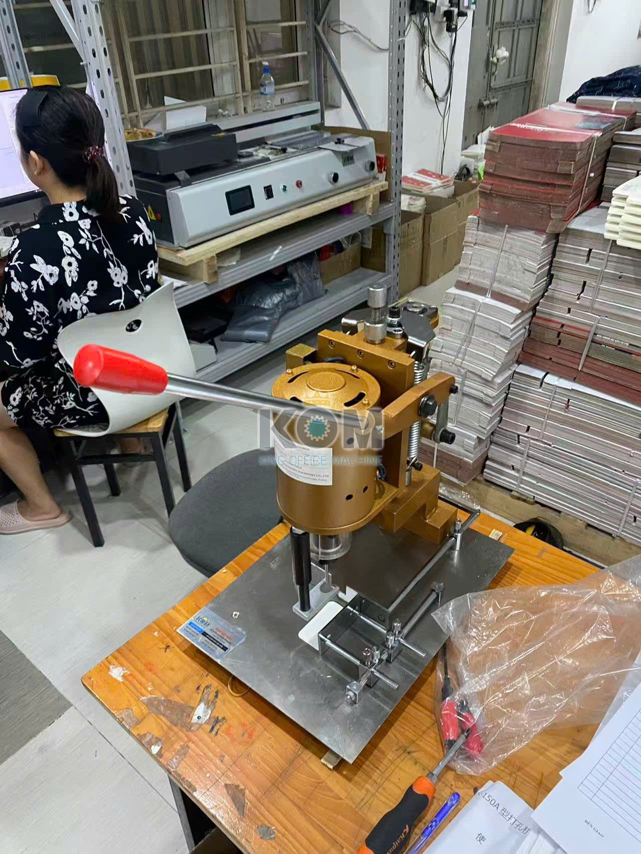 Máy khoan giấy DK-150A 11 mua may khoan tag treo