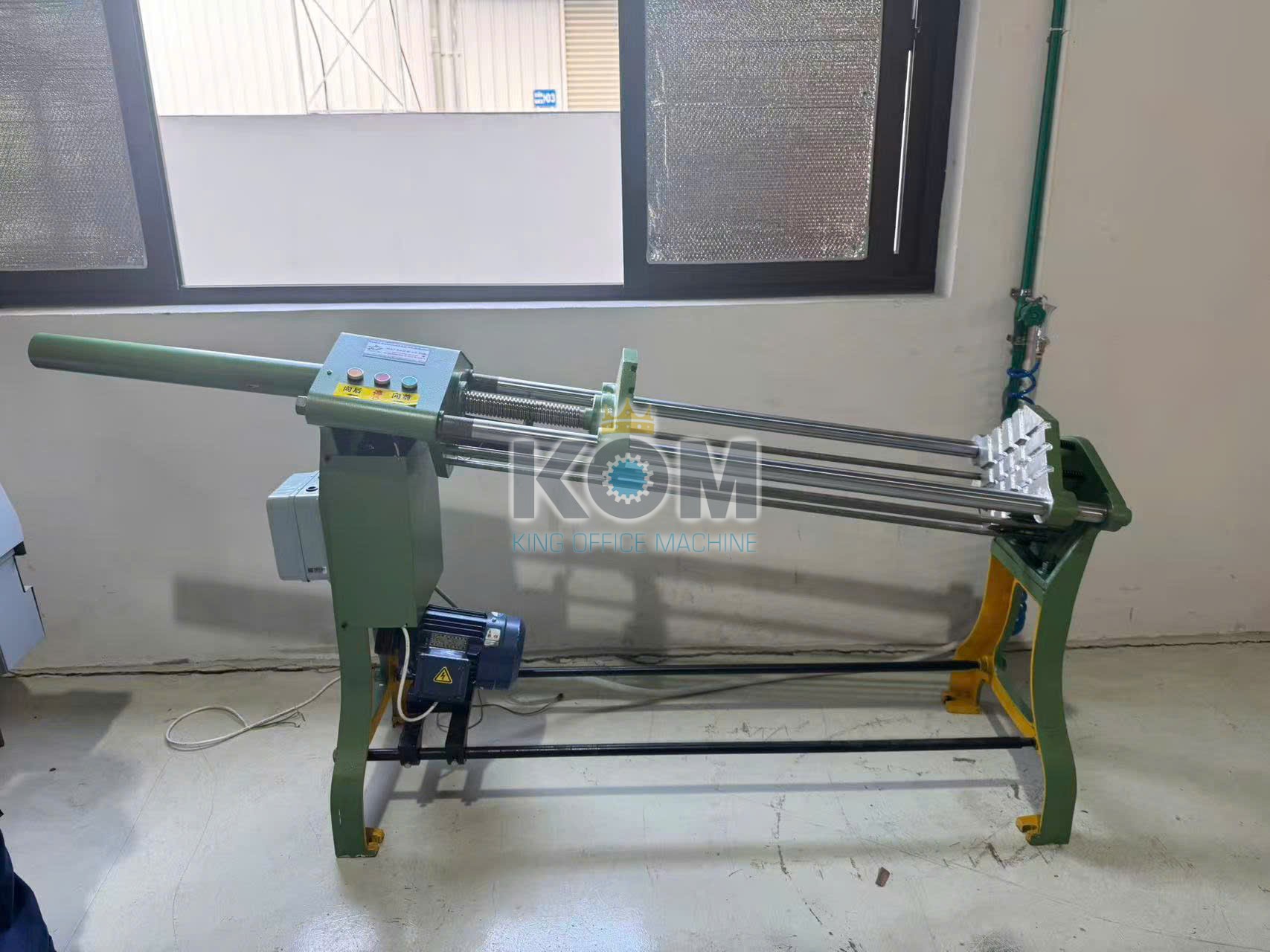 Máy ép phẳng sách ngang trục vít me