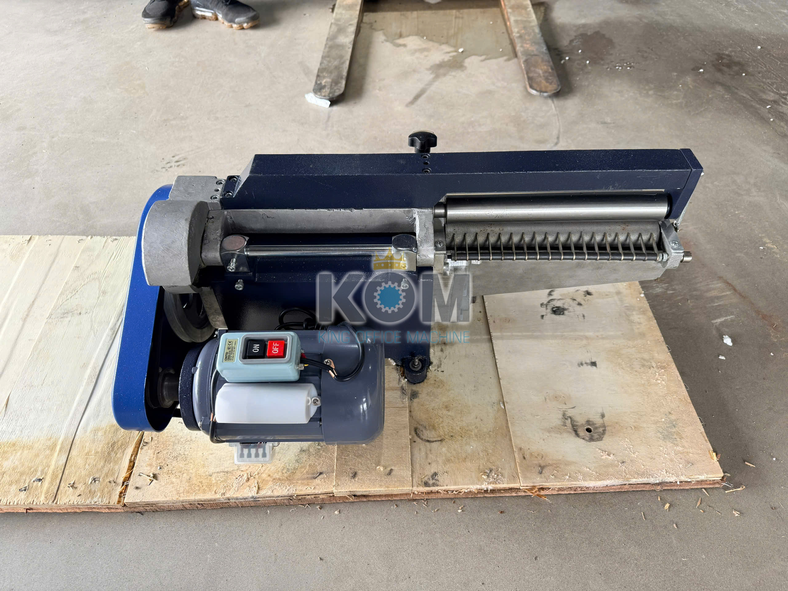 Máy bôi keo quai túi giấy 13 kom ban may boi keo sua 280mm