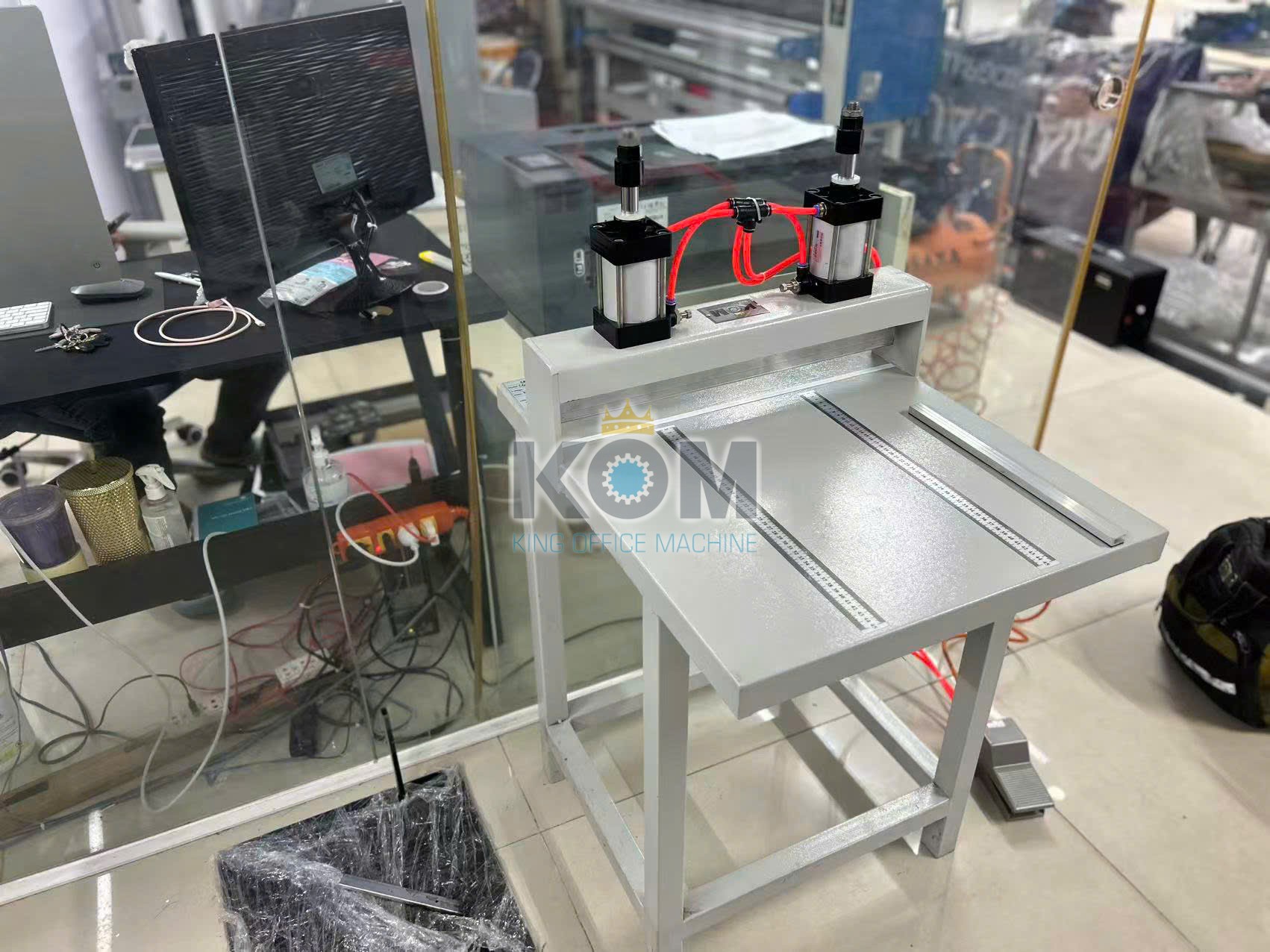 kom ban may can gan tren giay bang hoi