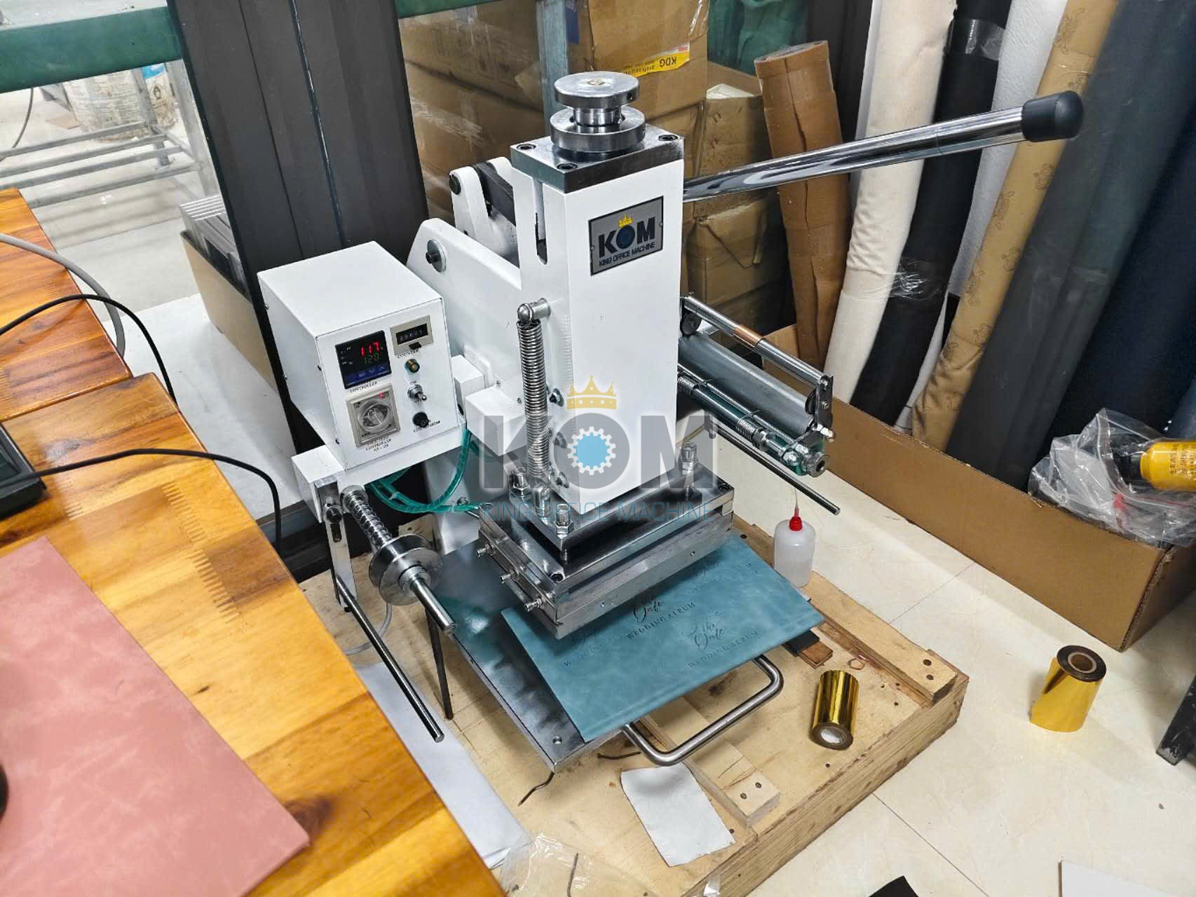 Máy ép nhũ bằng tay 2 KOM bán máy ép nhũ sổ bìa da