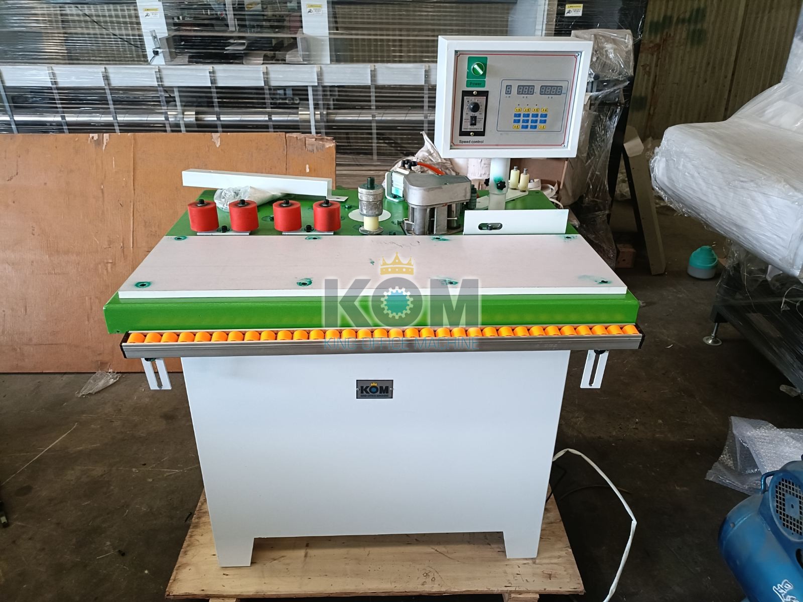 kom viet nam ban may vien khung anh