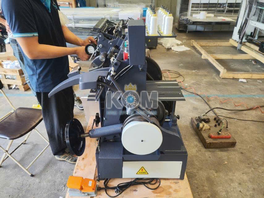 Vũ Gia test máy khâu chỉ sách