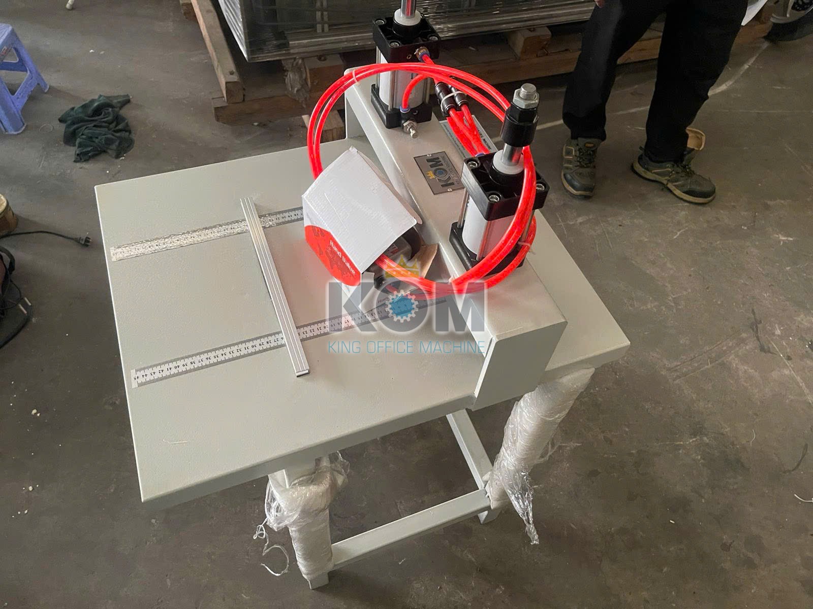 vu gia ban may can gan tren giay