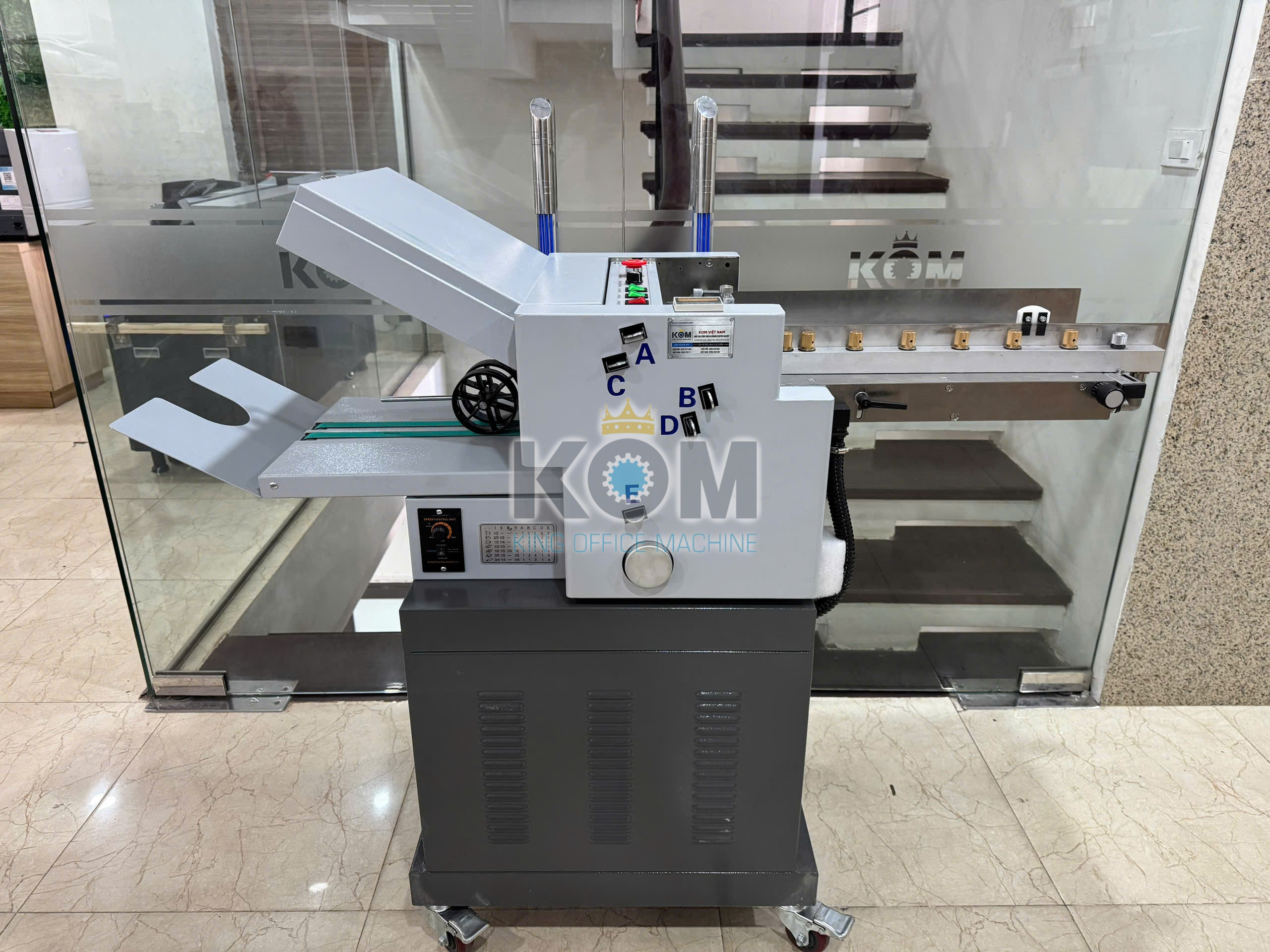 Máy gấp giấy 4 vạch tốc độ cao 2 kom ban may gap giay 4 vach toc do cao