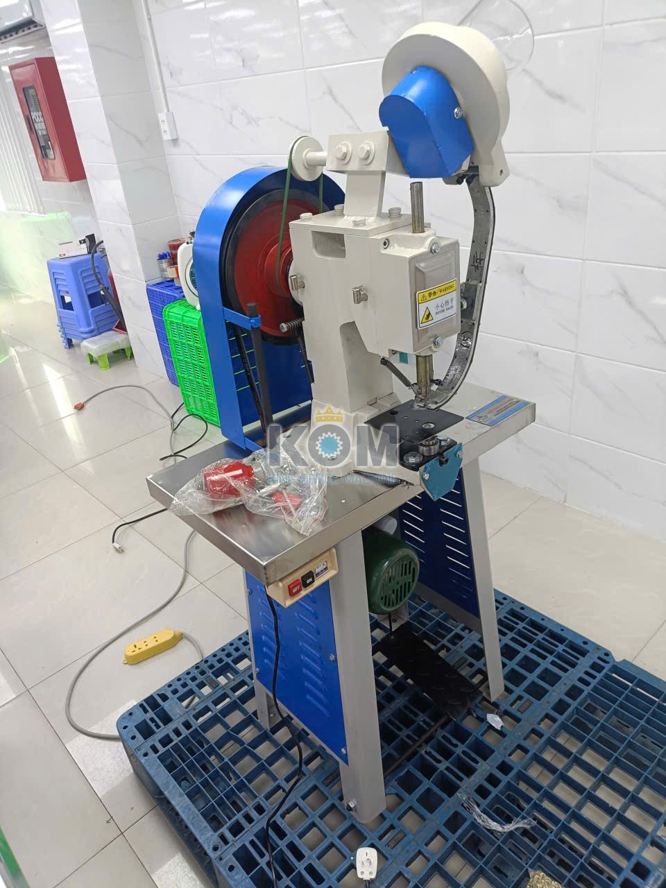 Máy đóng khoen ore 1 đầu điện
