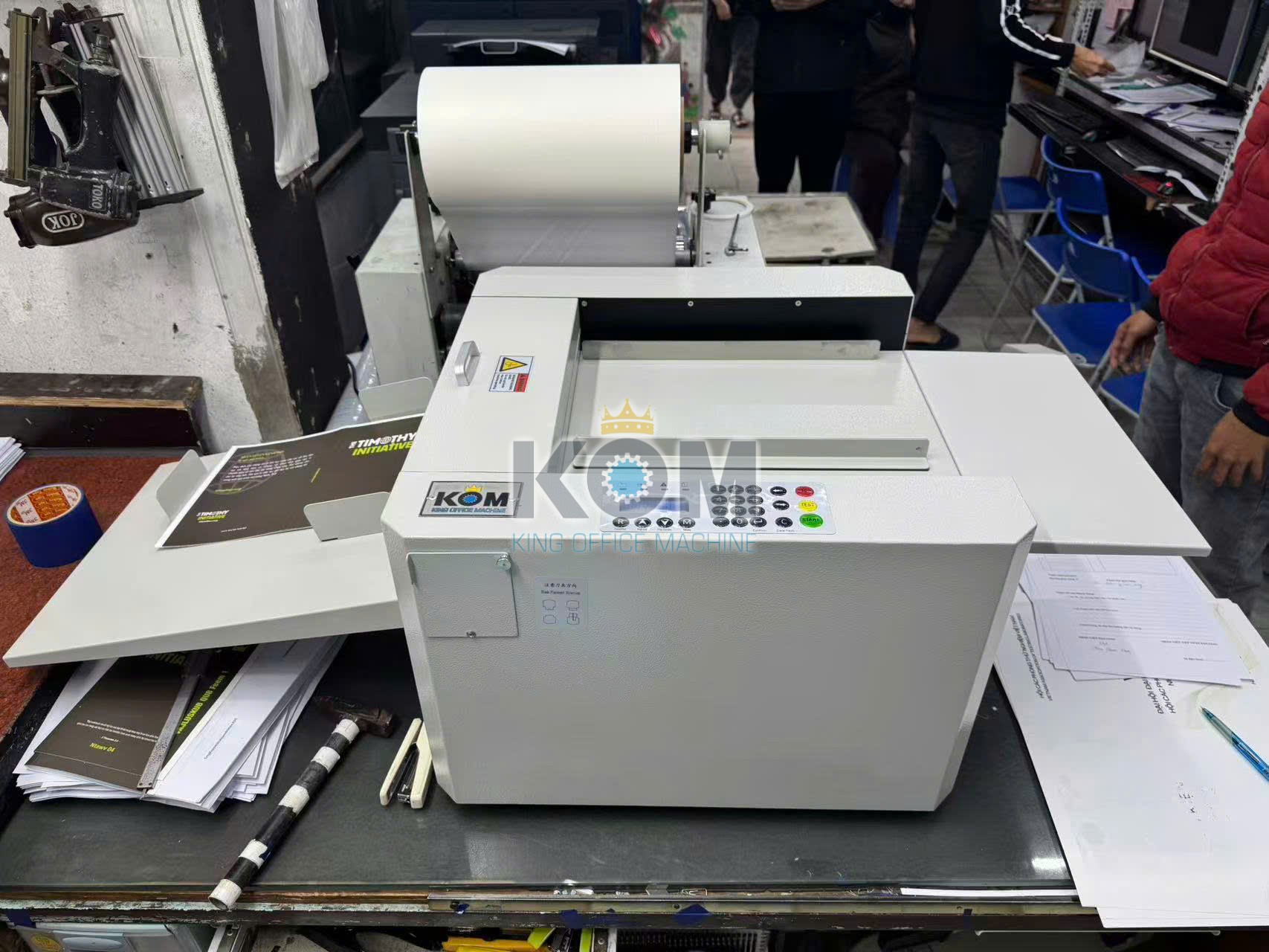 Máy cấn đường gấp trên giấy