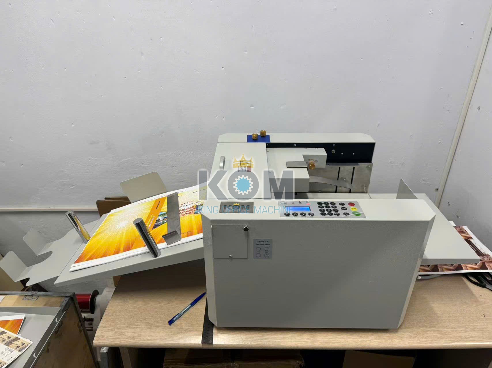 KOM bán máy cấn gân bìa sách lập trình