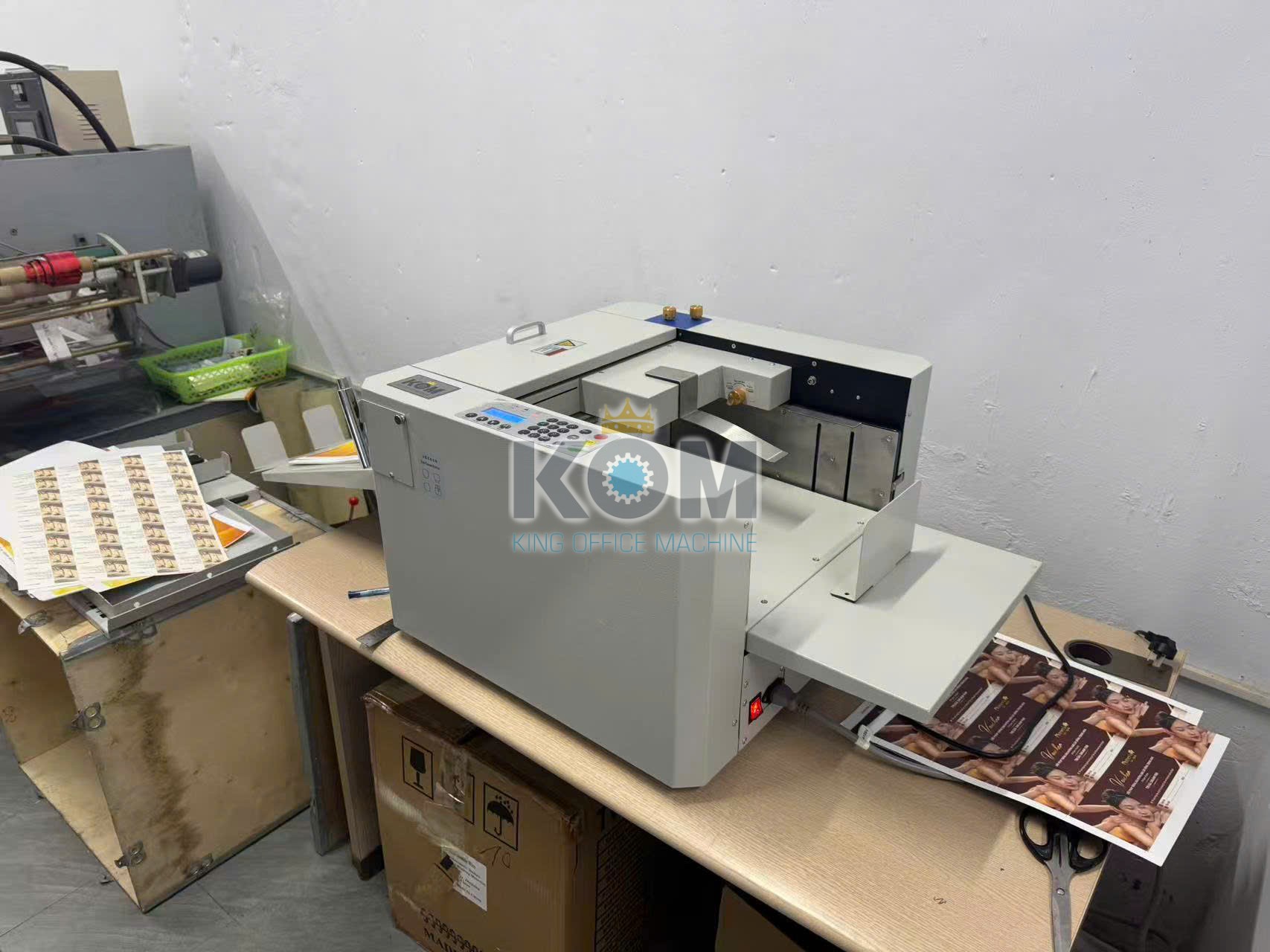 may can gan bia sach tu dong