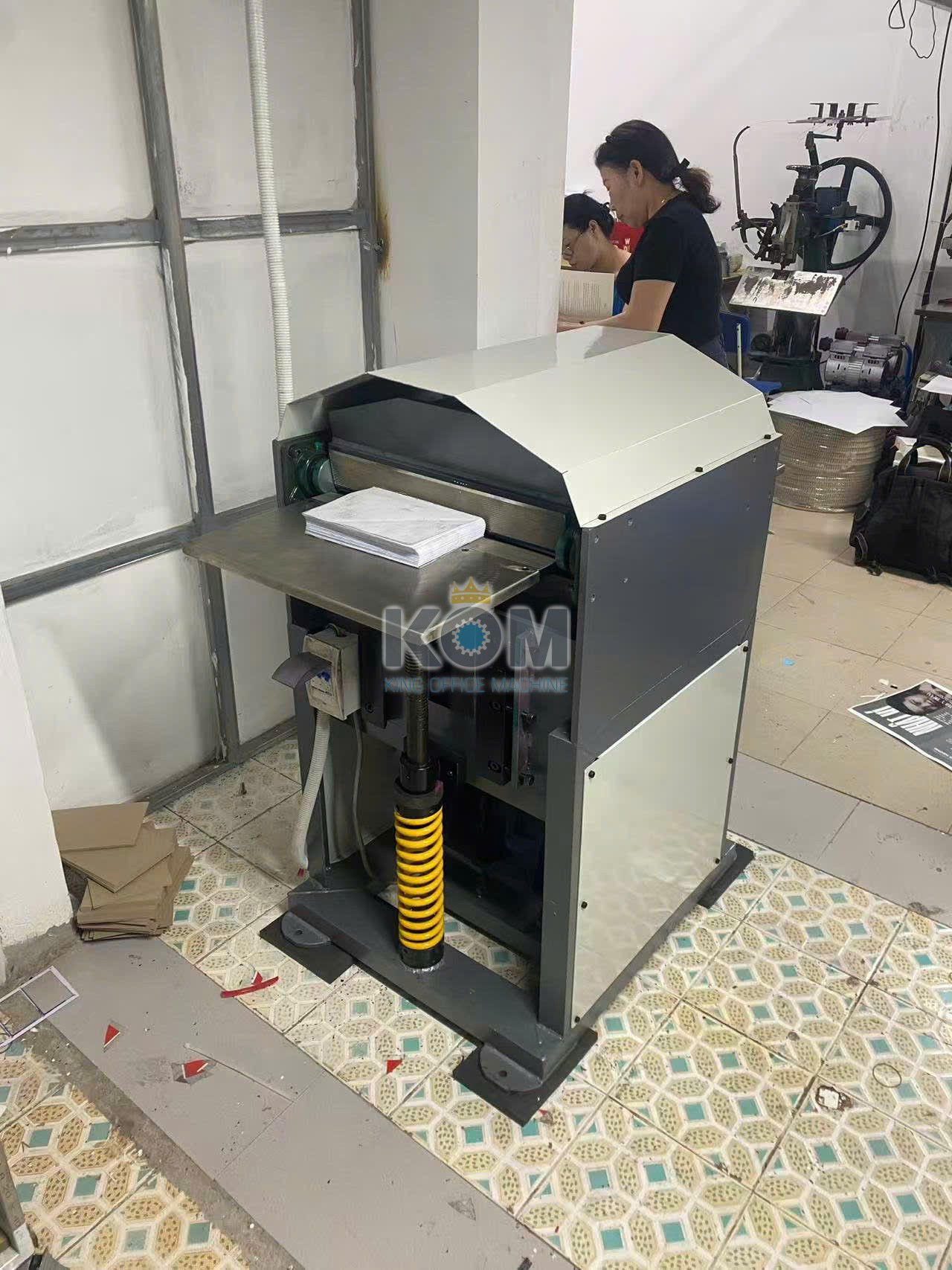 Máy vỗ tròn gáy ruột sách bìa cứng