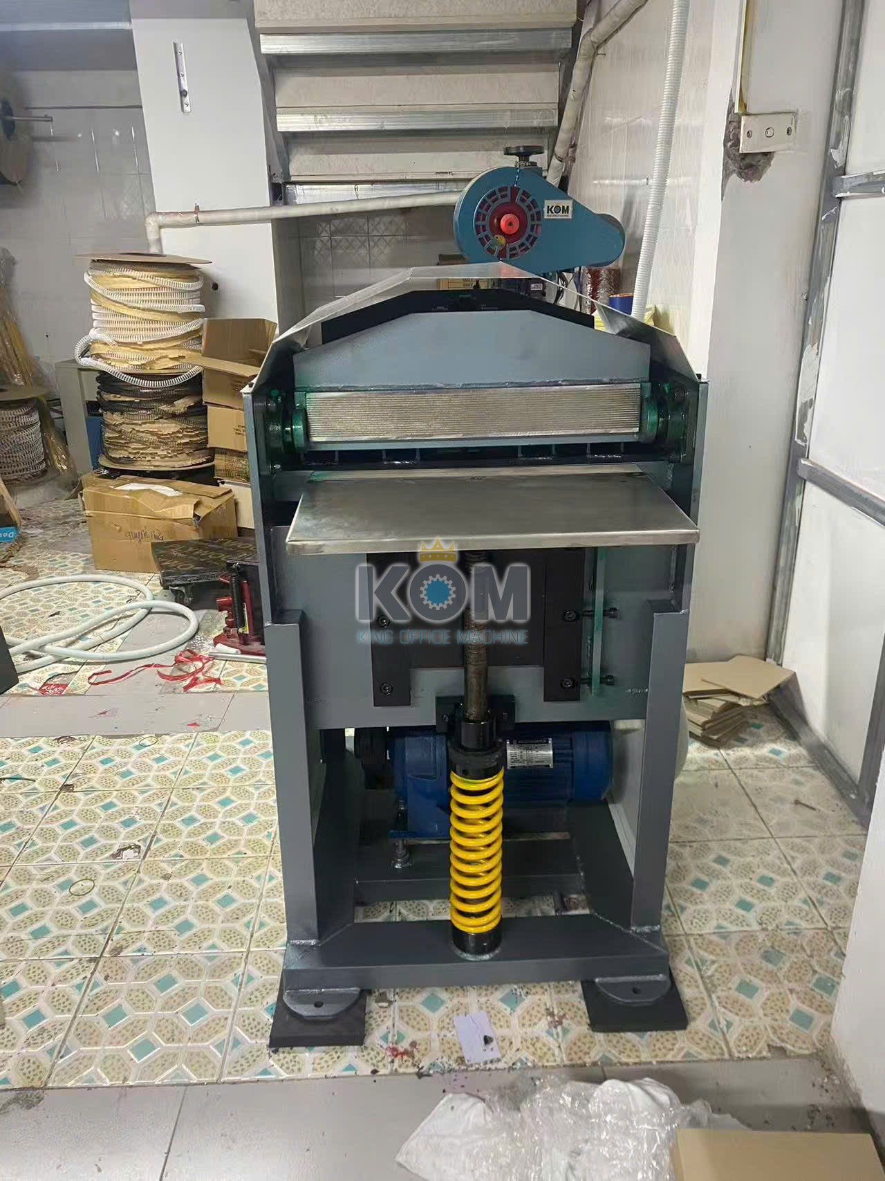 KOM bán máy vỗ trong gáy ruột sách bìa cứng