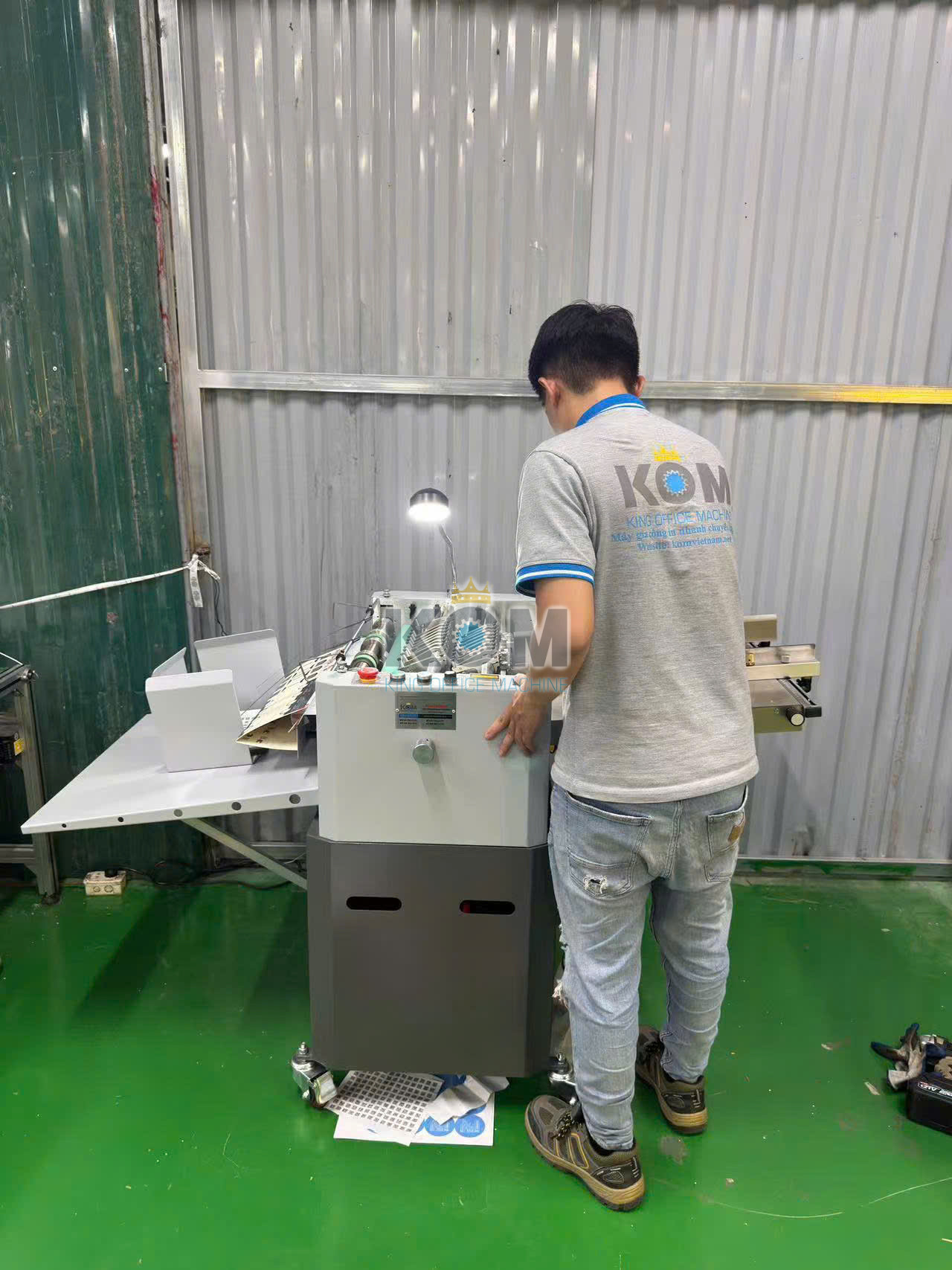 Máy cắt decal cấn gân rãnh xé tự động 7 KOM ban may roc demi decal tu dong HY620A