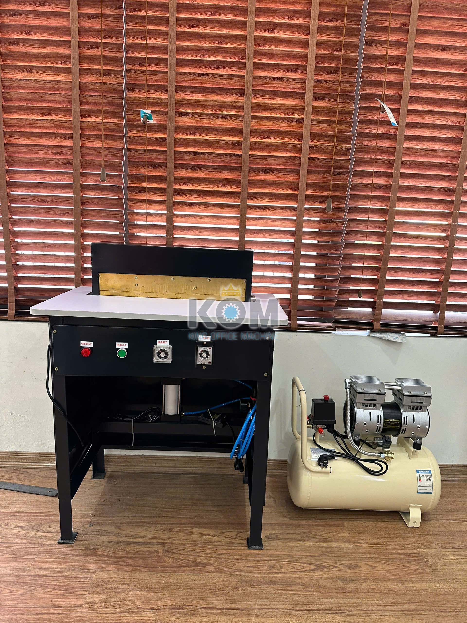 Máy tạo rãnh mịn bìa cứng sách 1 Máy ép rãnh gáy sách bìa cứng