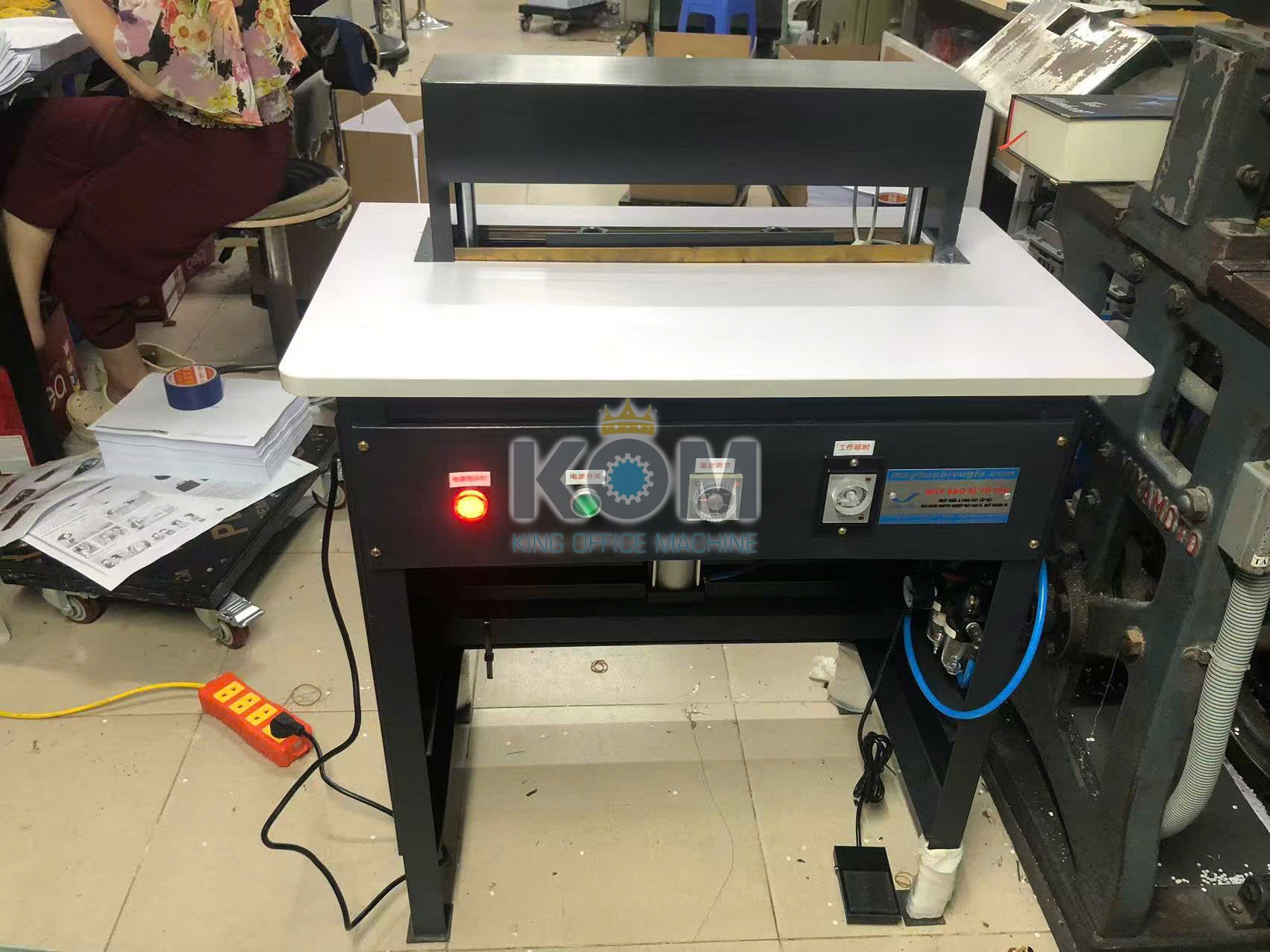 KOM bán máy dập rãnh mịn cho sách bìa cứng