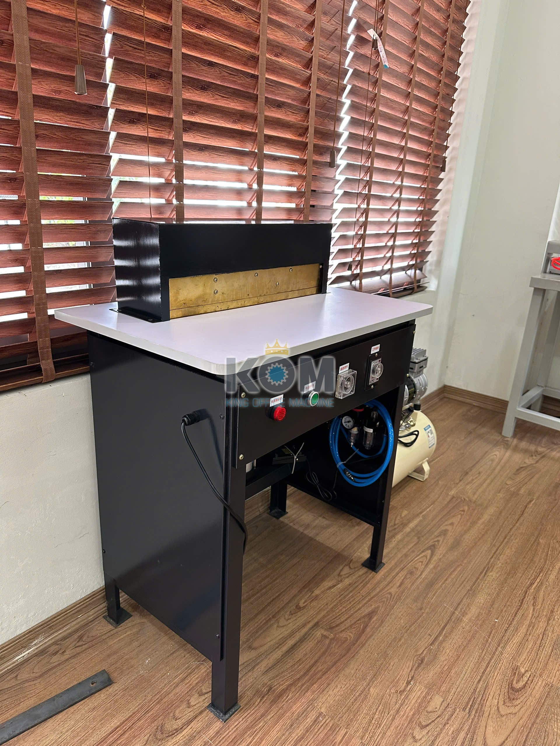 Máy tạo rãnh mịn bìa cứng sách 2 máy tạo rãnh mịn bìa cứng sách