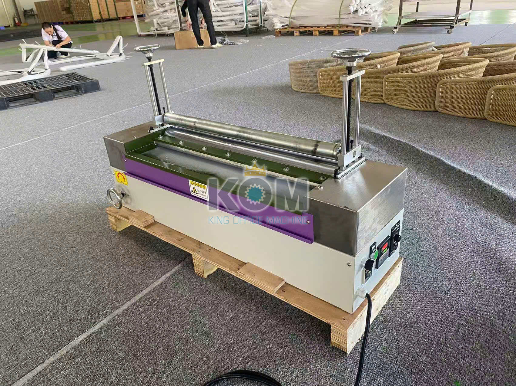 Máy bôi keo nhiệt dán mút xốp định hình 5 May lan keo nhiet dan thanh nep v