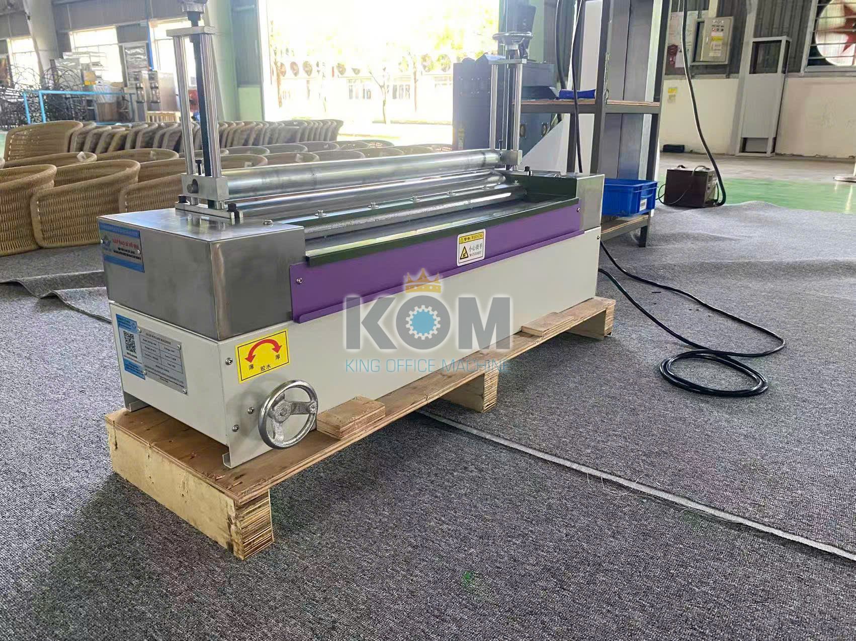 Máy bôi keo nhiệt dán mút xốp định hình 8 kom viet nam may may lan keo nhiet dan mut