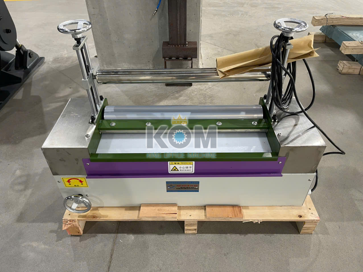 Máy bôi keo nhiệt dán mút xốp định hình 9 may boi keo dan mut xop EVA