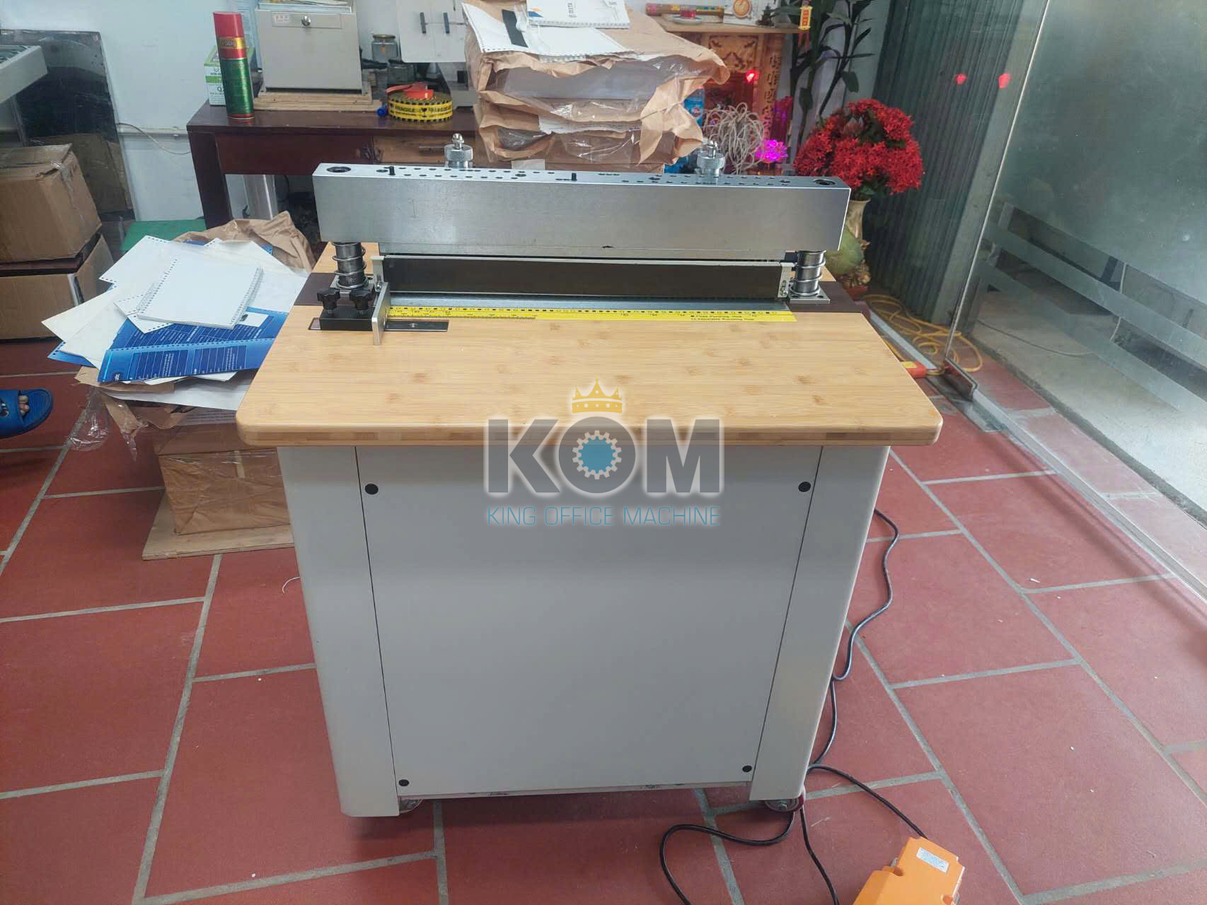 Máy đục lỗ và ép lò xo lịch (đột 2 bên cùng lúc) 13 CK 460 May duc lo lo xo lich 2 trong 1