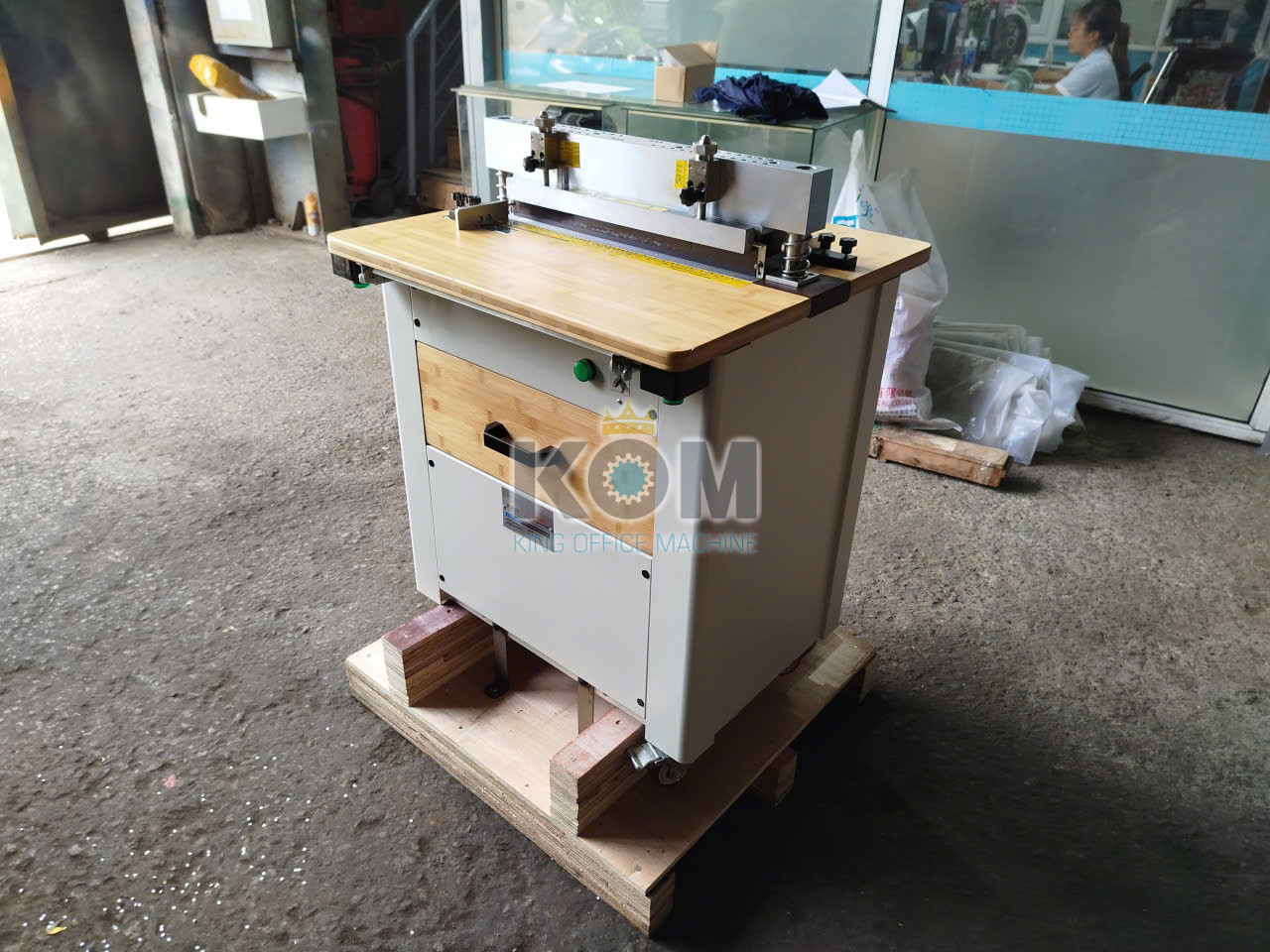 Máy đục lỗ và ép lò xo lịch (đột 2 bên cùng lúc) 12 May duc lo va bop lo xo CK 460