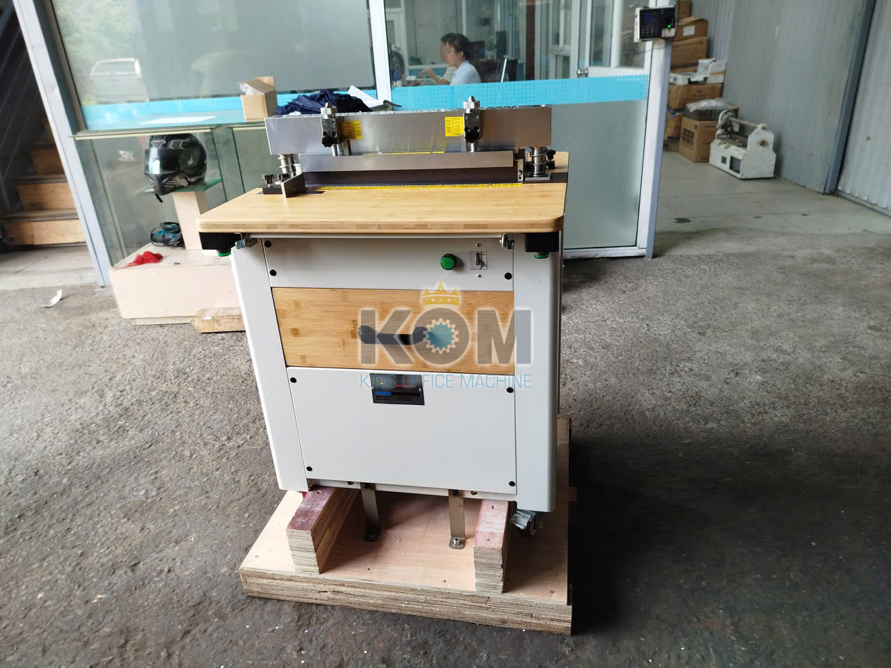 Máy đục lỗ và ép lò xo lịch (đột 2 bên cùng lúc) 11 may duc lo lo xo kem CK 460