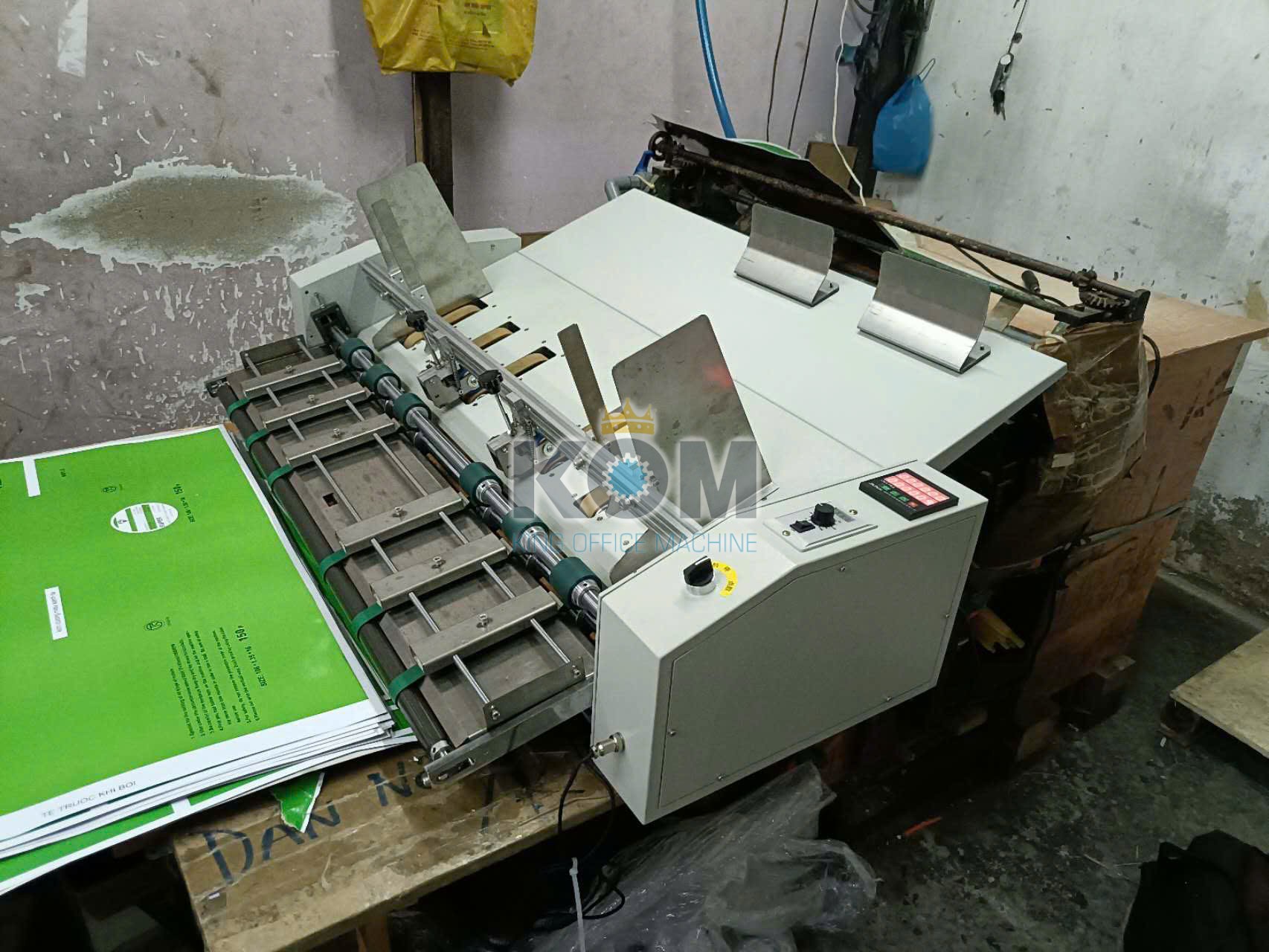 Máy cấp giấy tự động cho máy bôi keo 2 Máy cấp giấy tự động lắp cho máy bôi keo