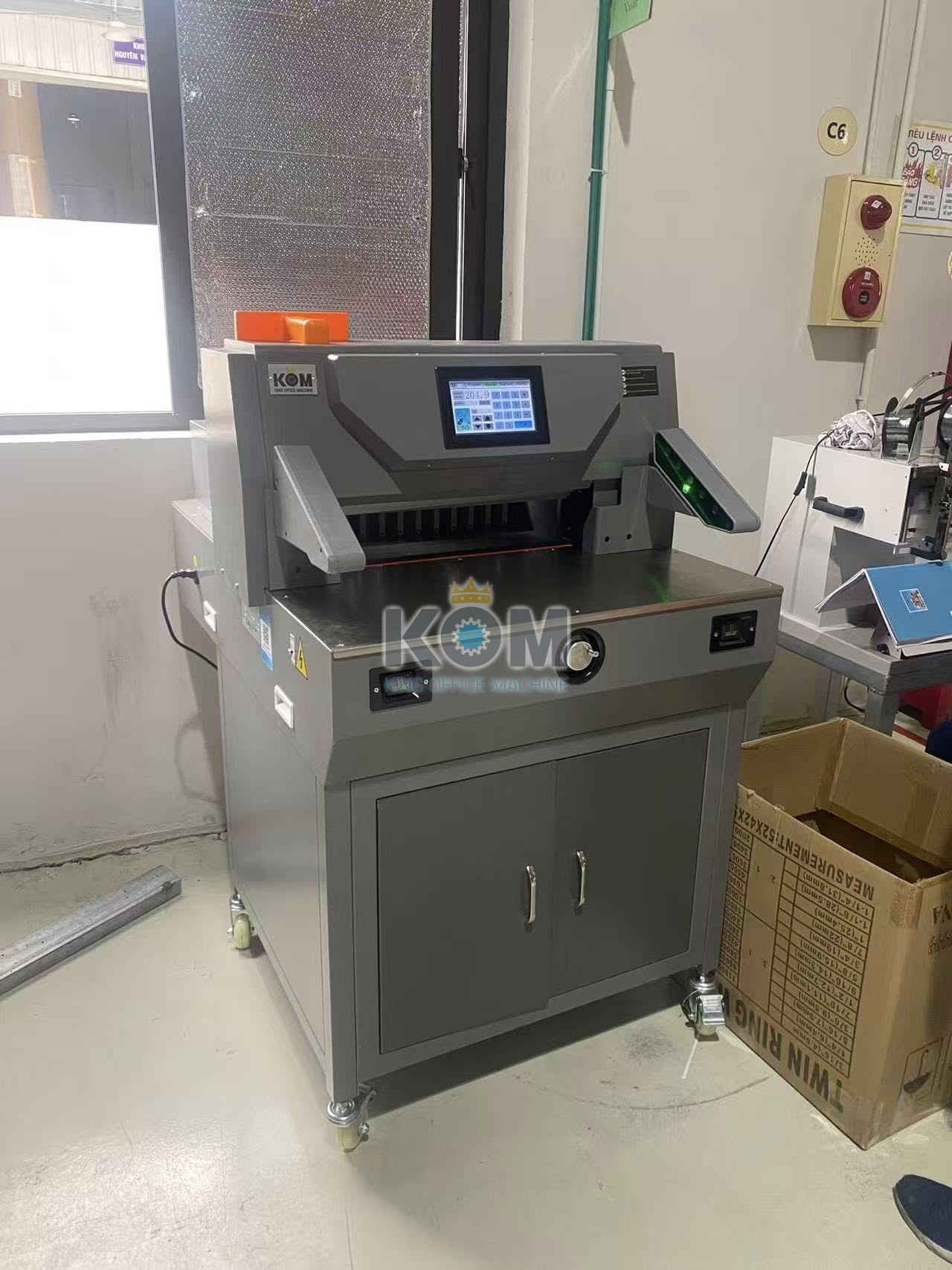 Máy xén giấy điện khổ 50cm - Họng dao 9cm 15 mua may cat giay dien a3 tai kom viet nam