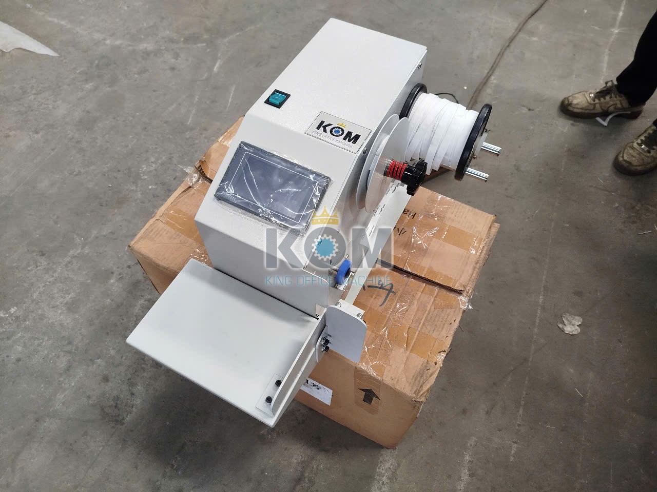 máy dán chỉ vào đầu cuốn sách