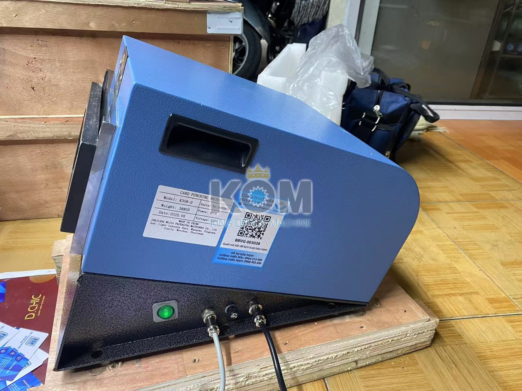 máy dập bế thẻ nhựa 2 khuôn